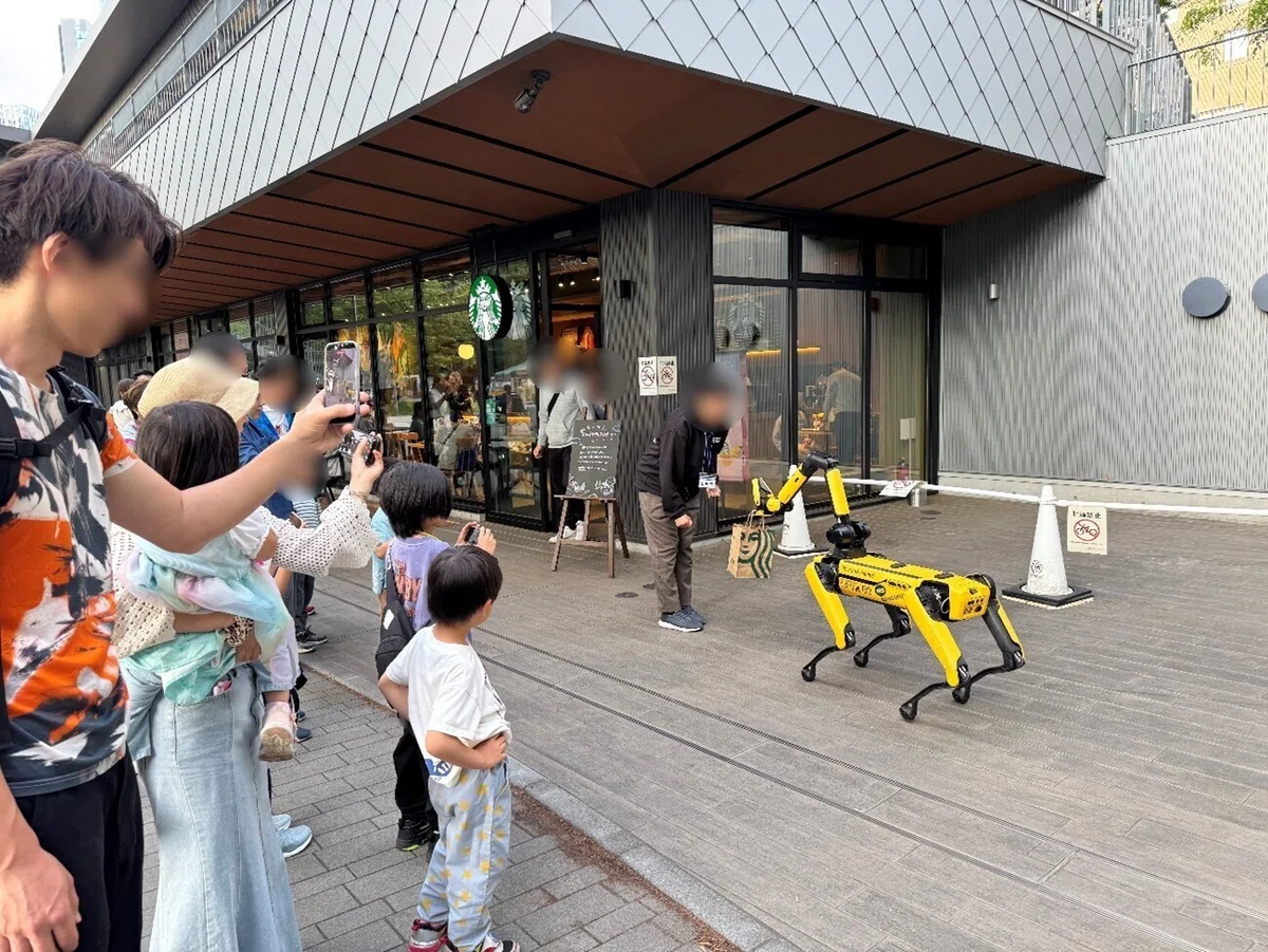 四足歩行ロボットがコーヒーをデリバリーしている写真