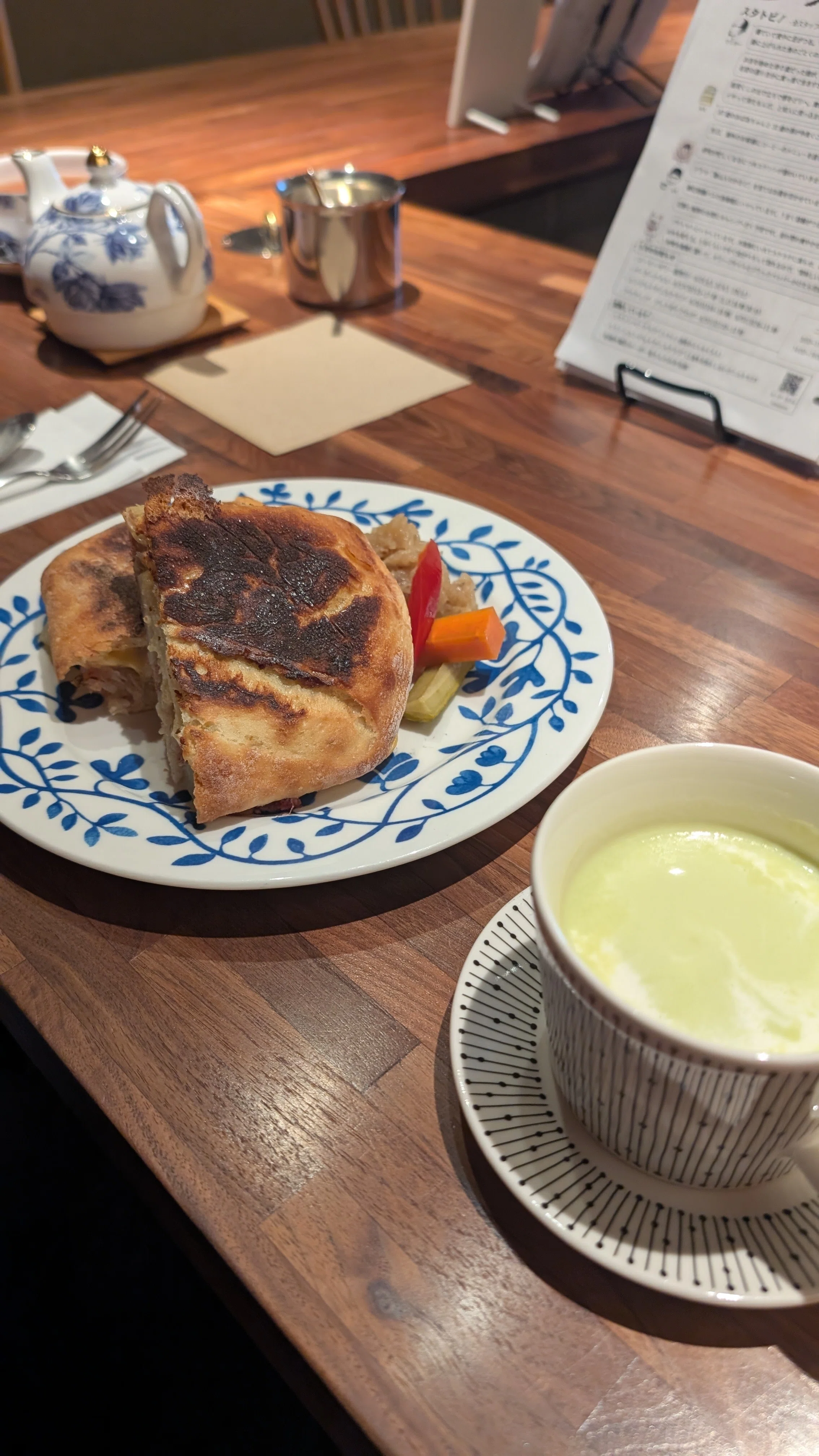 利休好みの《楽茶碗》 歴代の茶碗を観る｜Dom