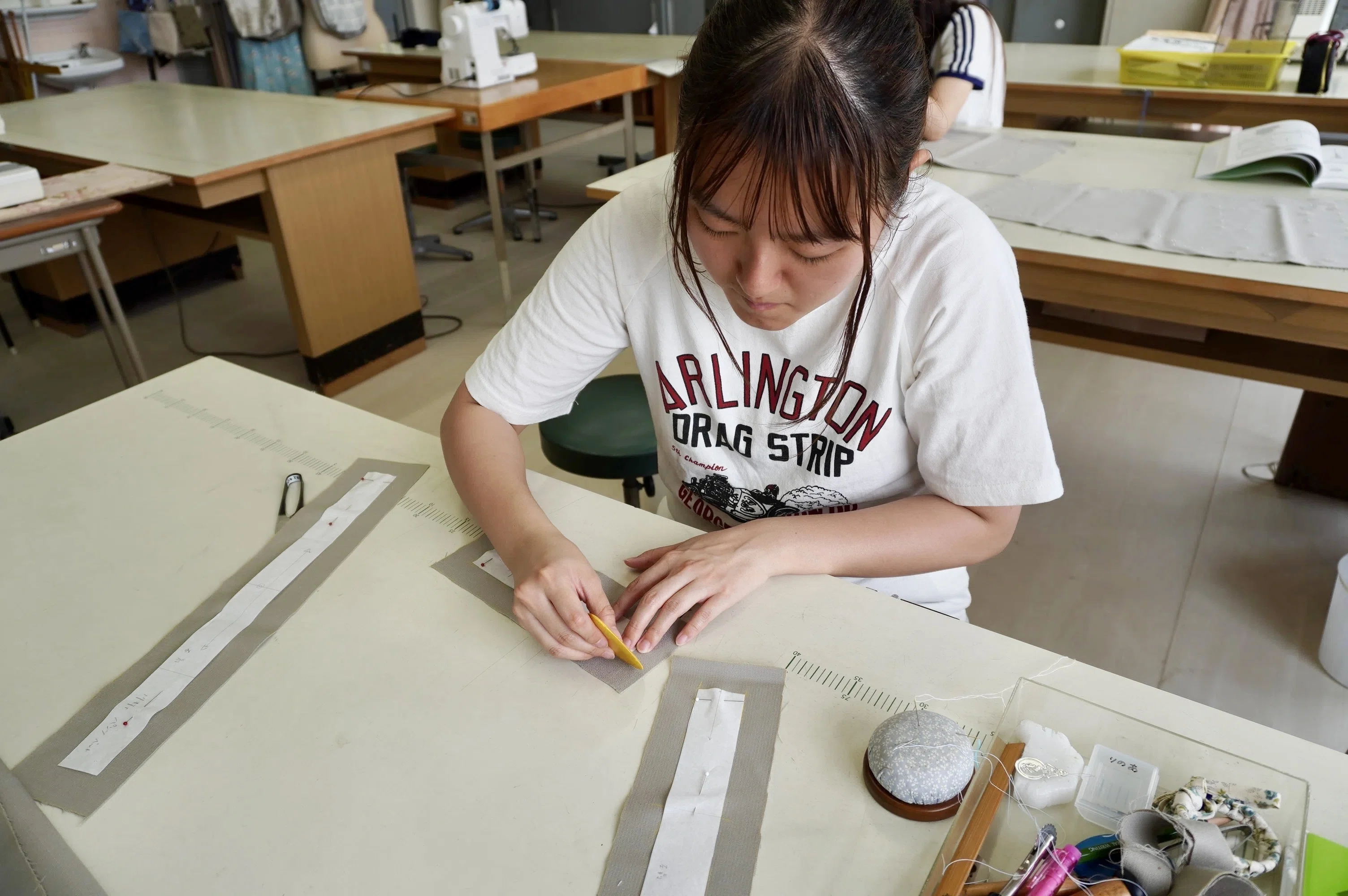 依頼作品の製作②～専1生活デザイン科 被服構成～｜愛知県立名古屋聾学校