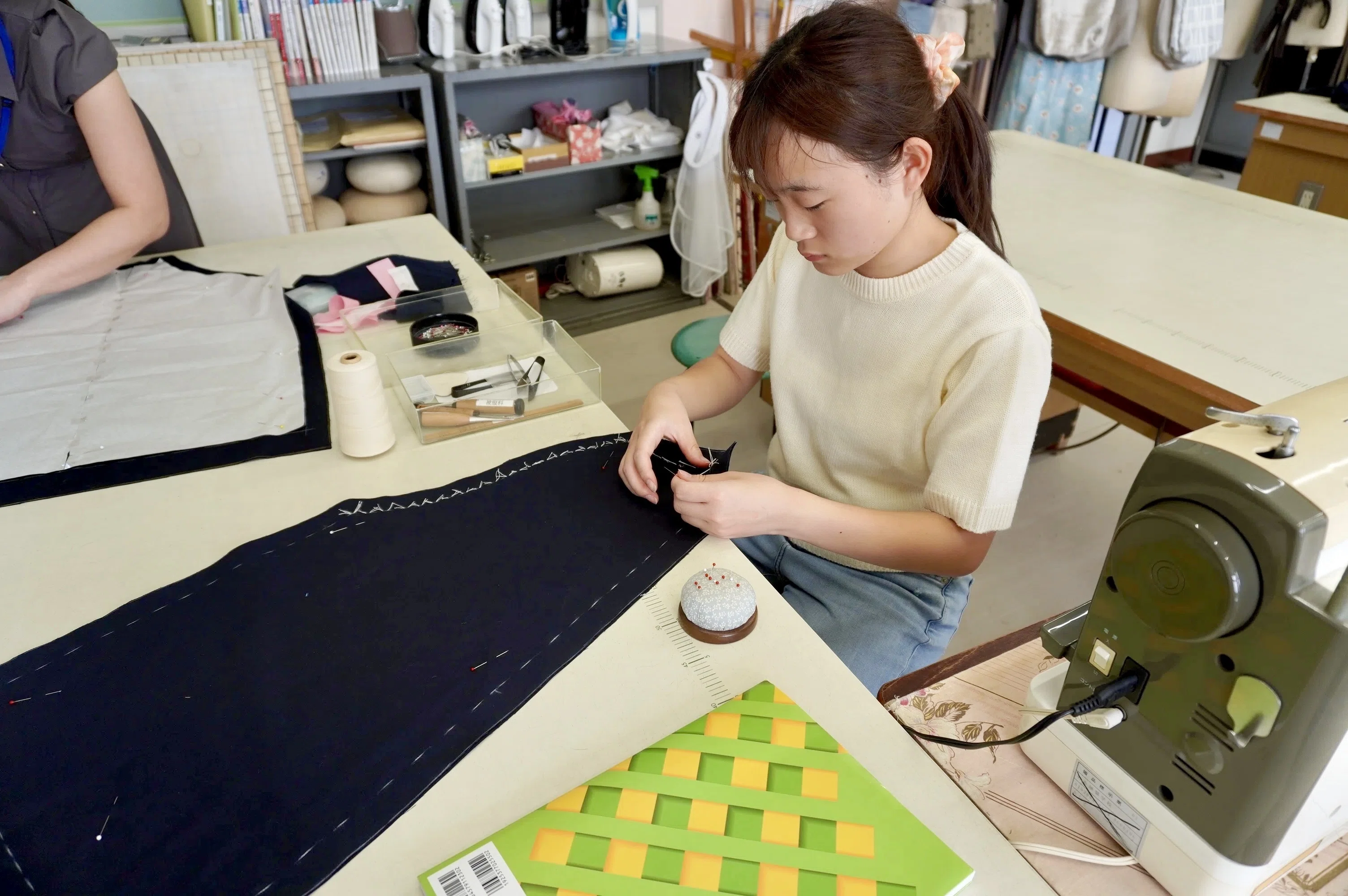 依頼作品の製作②～専1生活デザイン科 被服構成～｜愛知県立名古屋聾学校