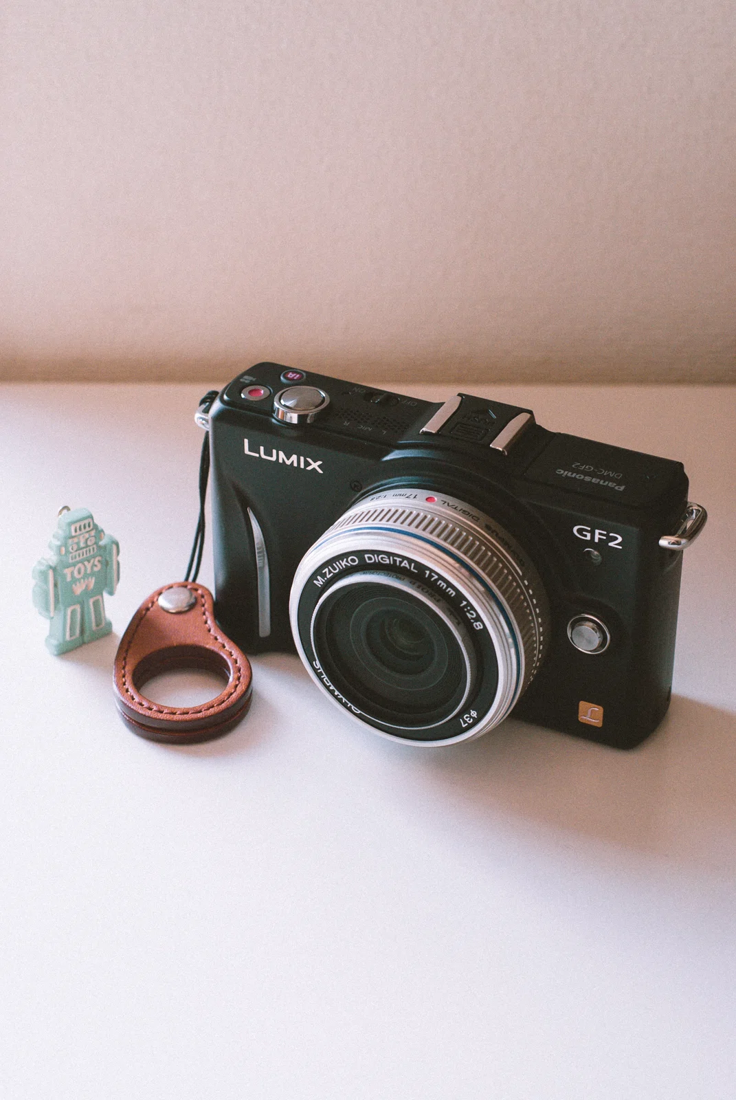 LUMIX GF2 25mm F1.7 FENDIストラップ付 景色を口ずさむように｜LUMIX GF2｜slow