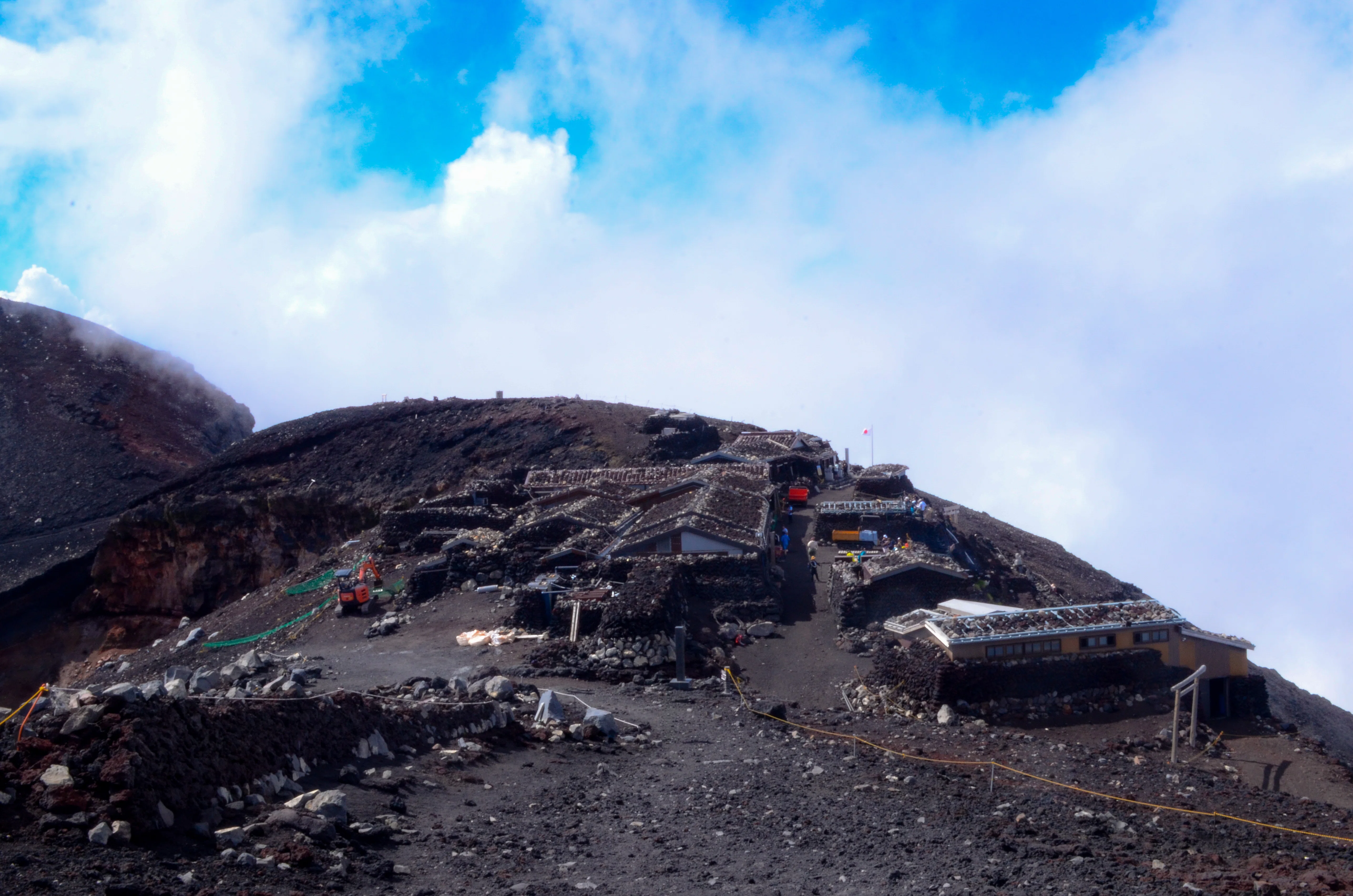 Let's take a look at the world from the summit of Mt. Fuji!｜いな