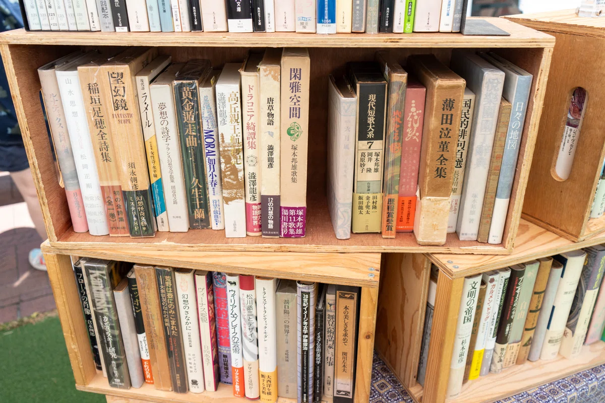 1冊分の本の隙間のある本棚