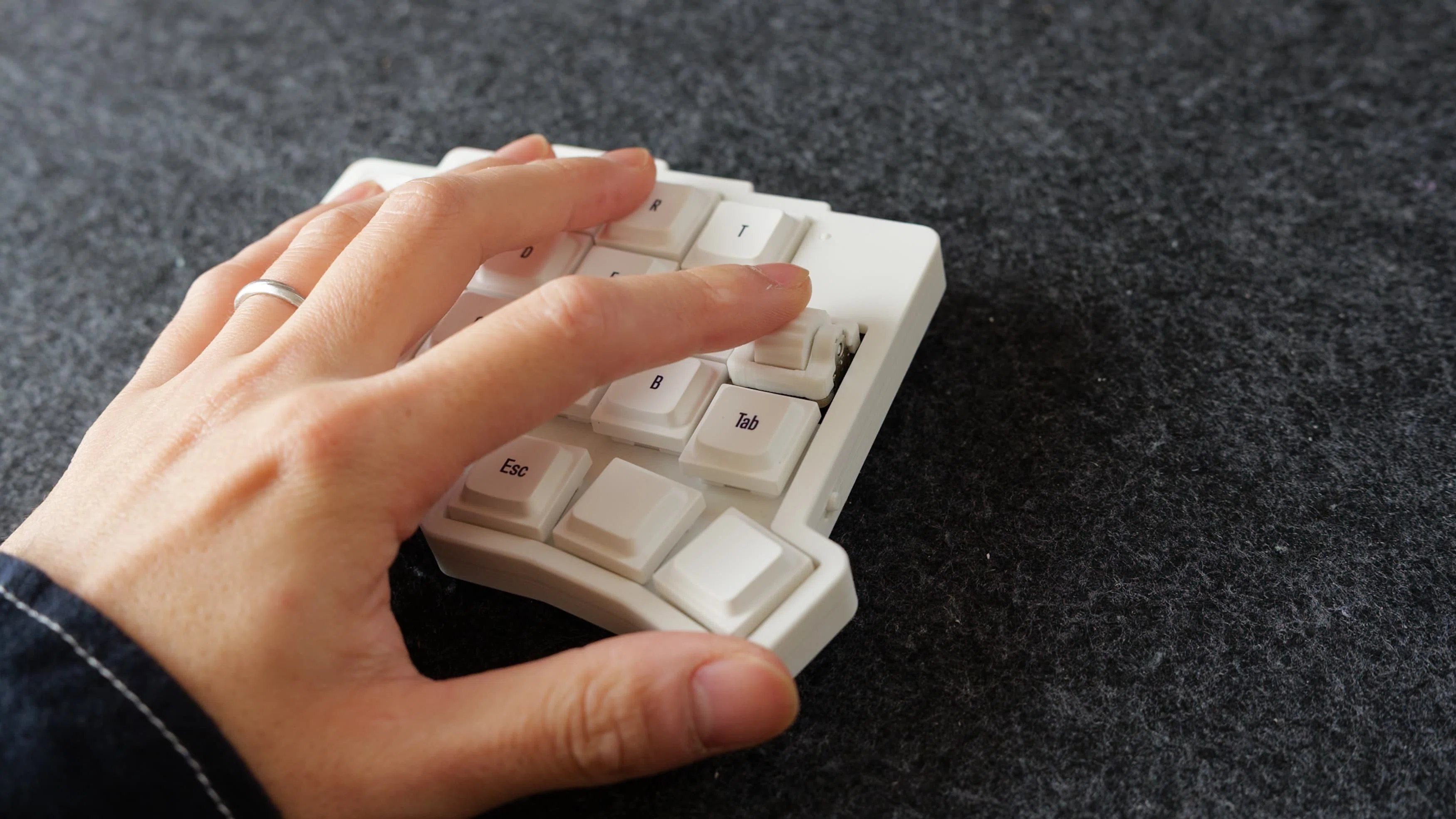 無線分割キーボード「roBa」を買ったけど、手放した話｜ばるき