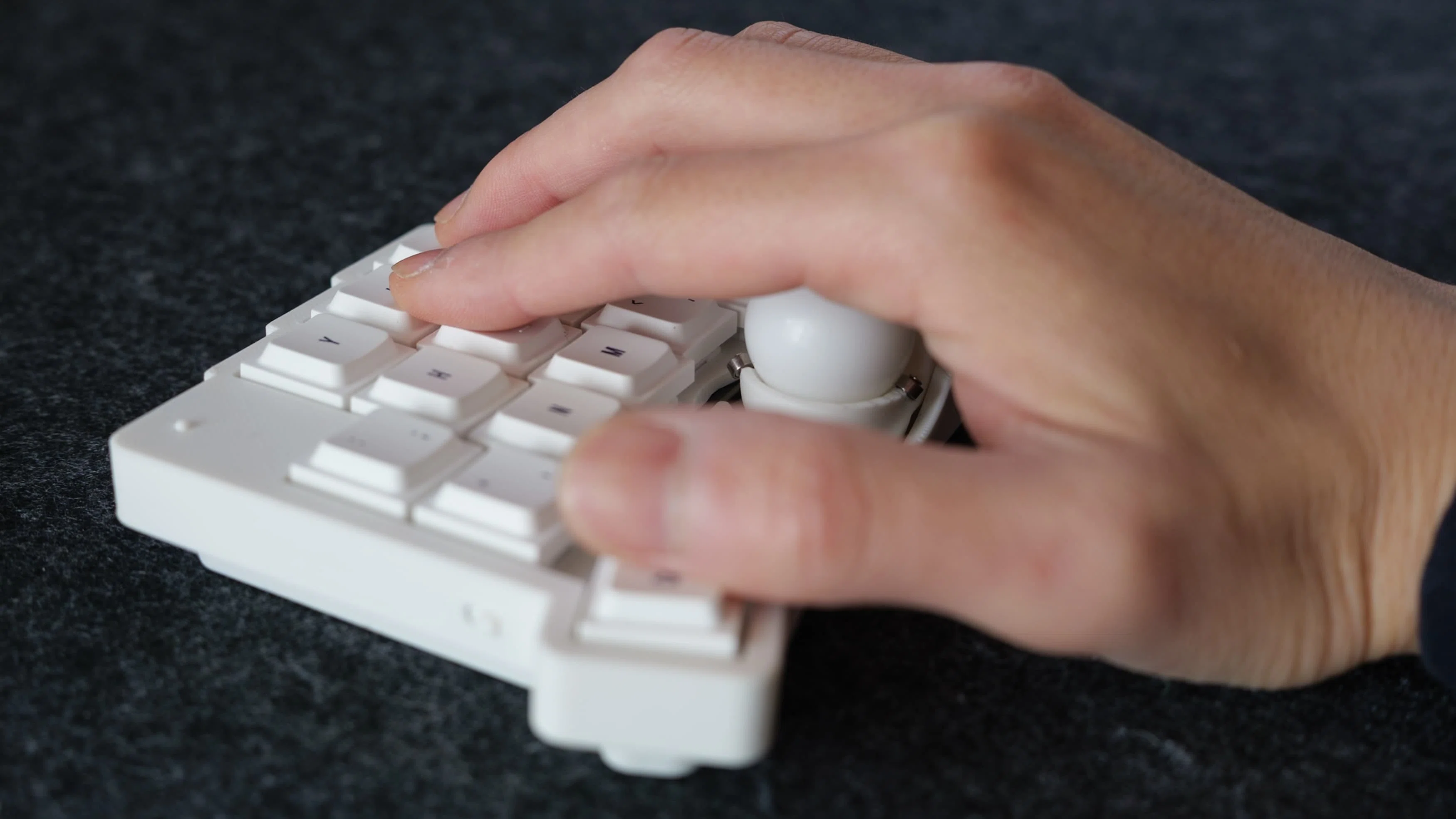 専用 roBa-LP ホワイト 無線分割キーボード「roBa」を買ったけど、手放した話｜ばるき