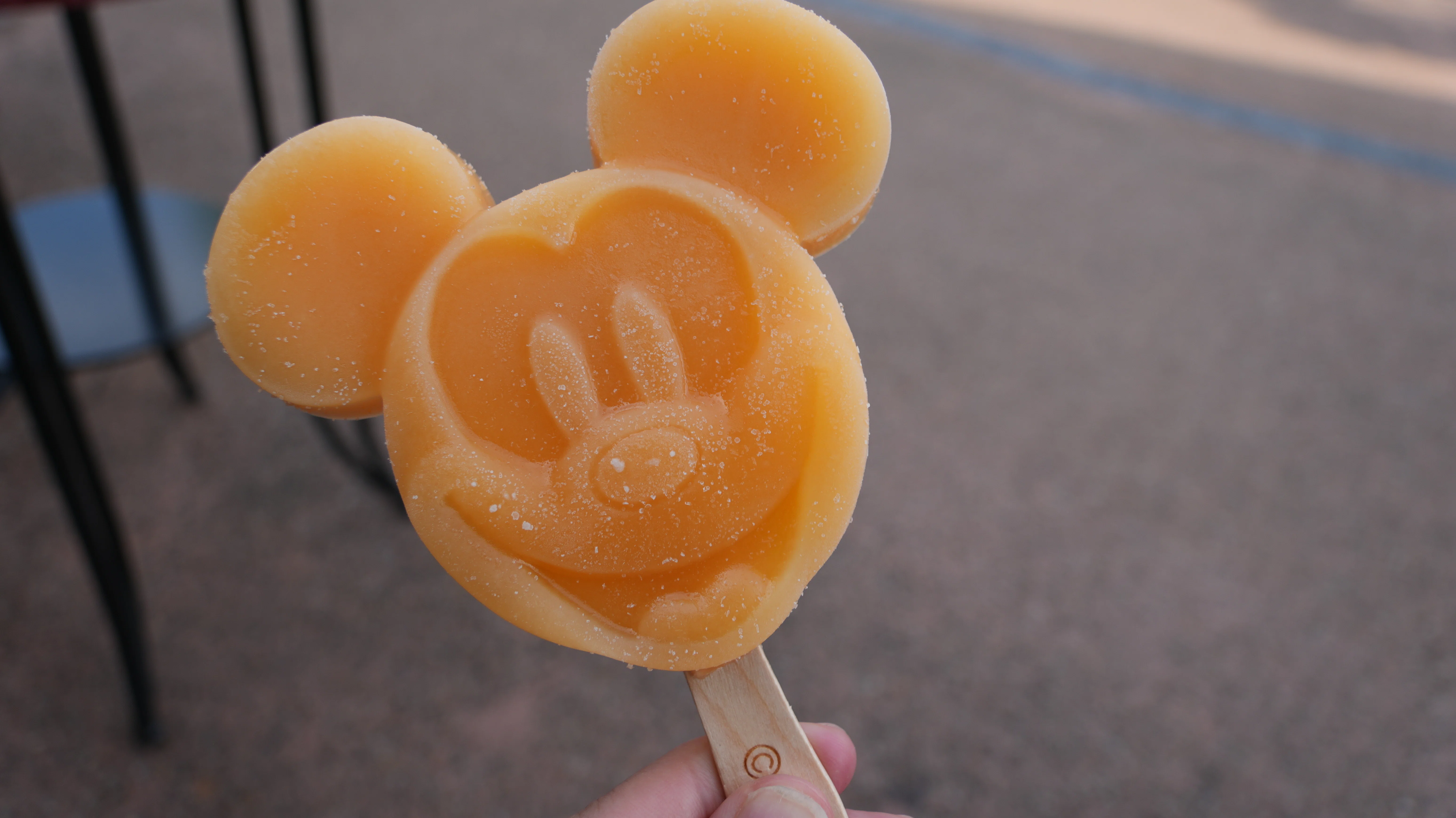 ディズニー食レポ】なぜか食べたくなる！？ミッキーアイスバー