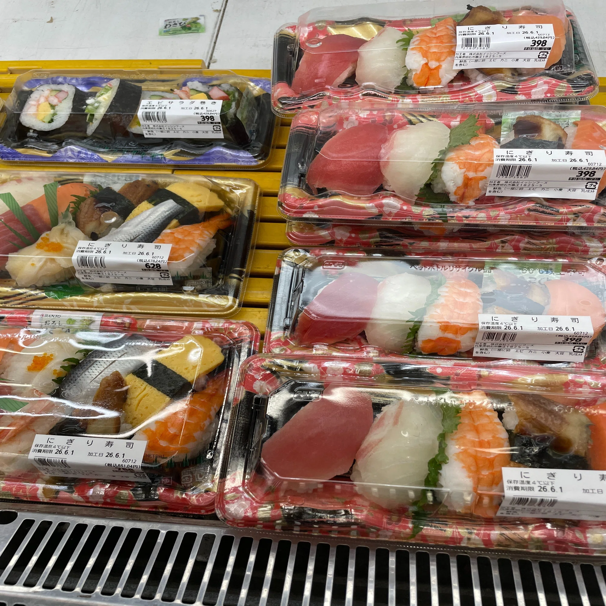 写真日記、スーパーの寿司と台風後の濁流｜たくまる
