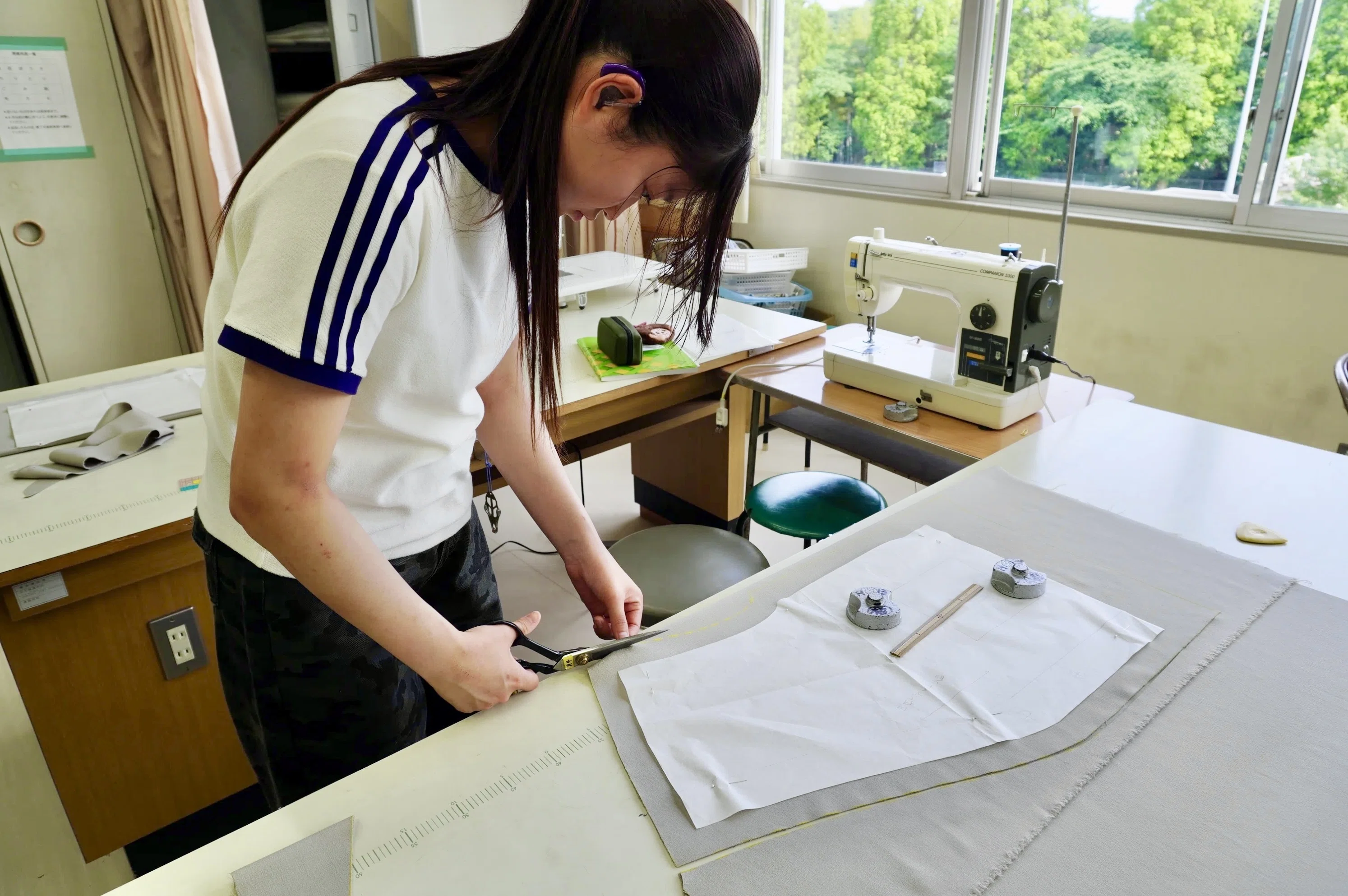 依頼作品の製作②～専1生活デザイン科 被服構成～｜愛知県立名古屋聾学校