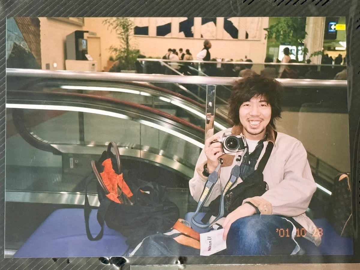 右手に「Nikon U」を持つ筆者