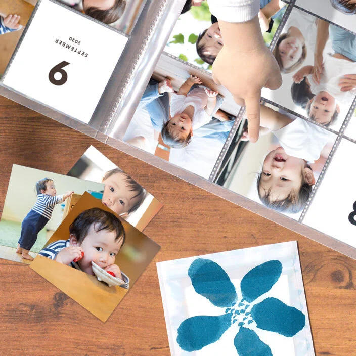 PRINT SQUAREの写真プリントサイズは一般的な「ましかく」と「L判」のため、市販のアルバムに入れて整理できます。写真プリント1セットにつき1枚のマンスリーカードを付属します。