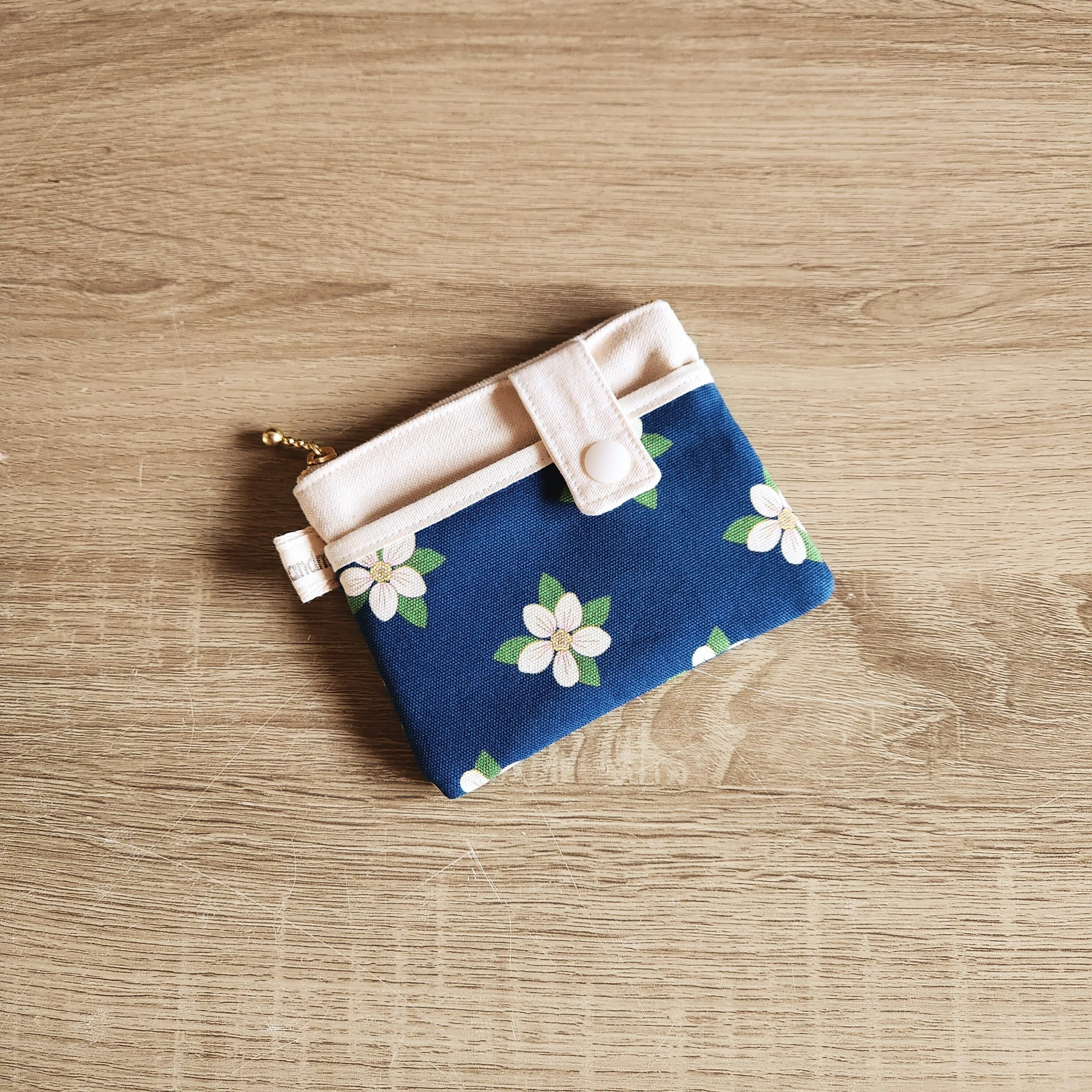 白い花のミニポーチ【ハンドメイド】｜ピストル☆ハンドメイド
