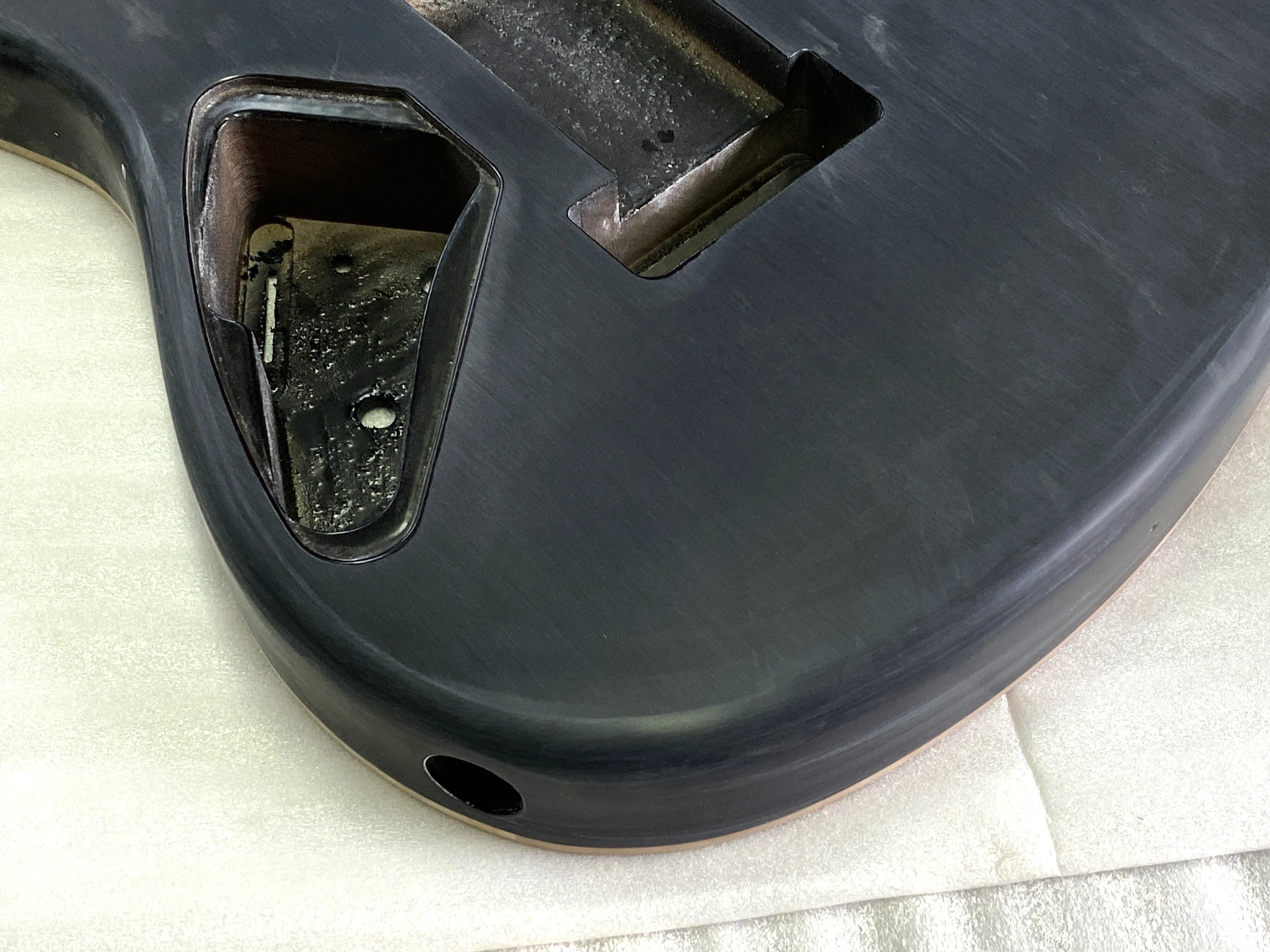 かっちゃん　ブラックディア(BLACK DEER) 塗装酸化処理モデル 塗装仕上げの話｜Freedom Custom Guitar Research Co. Ltd.