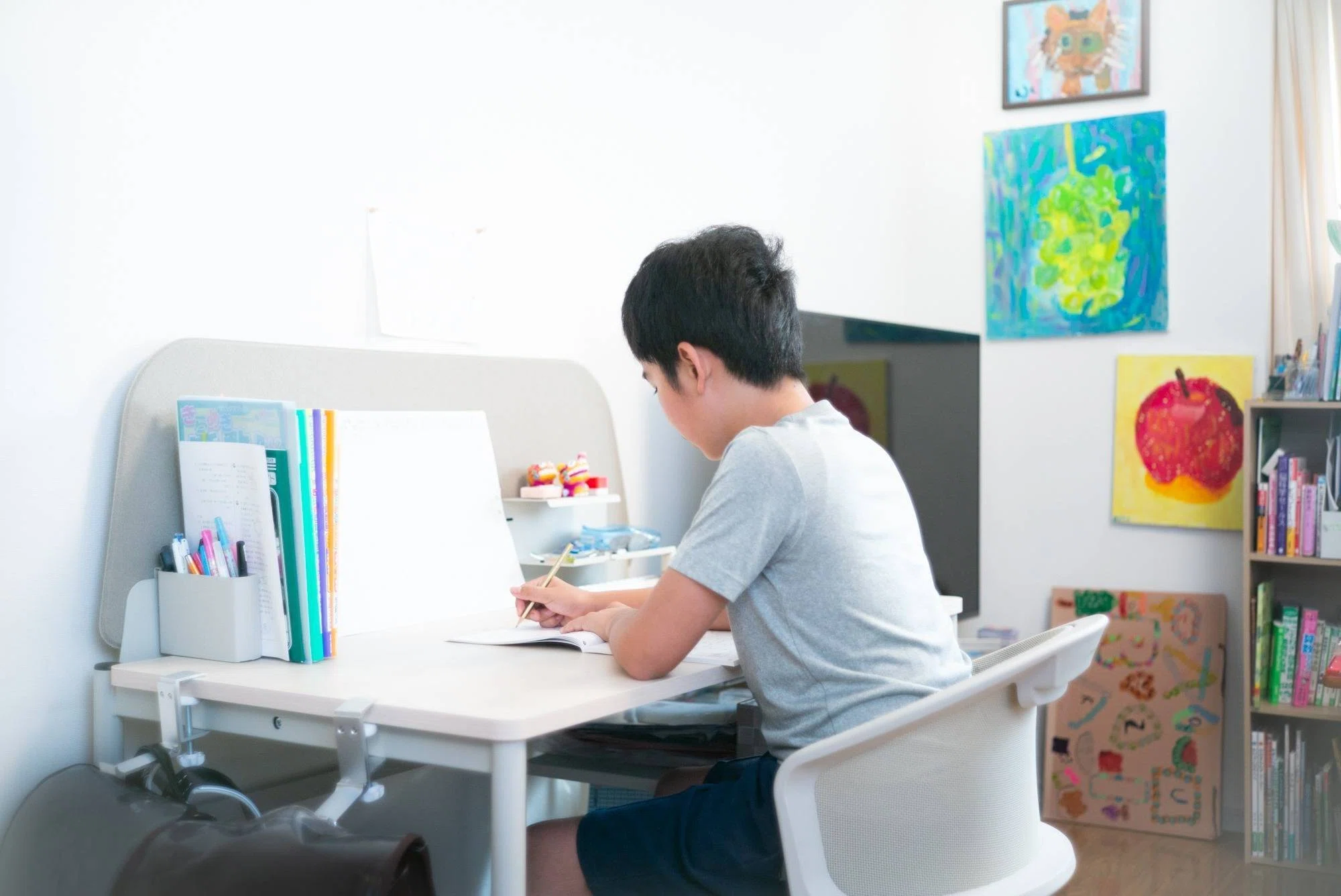 わたしのmirumio】小さな学習机から、大人になっても使えるものを｜R.I