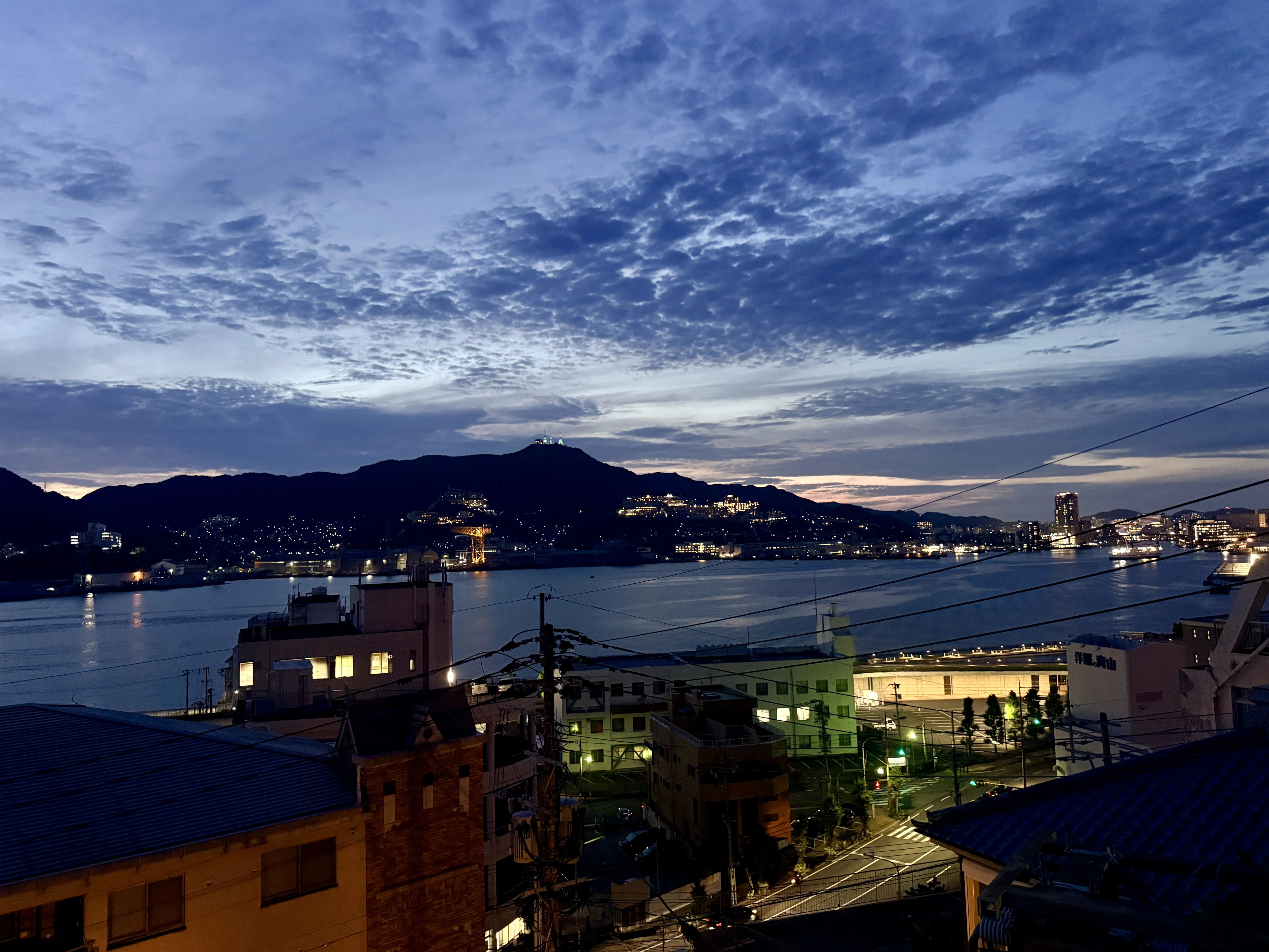 夕暮れから夜に変わる魔法の時間。長崎・南山手の坂道で情緒あふれる