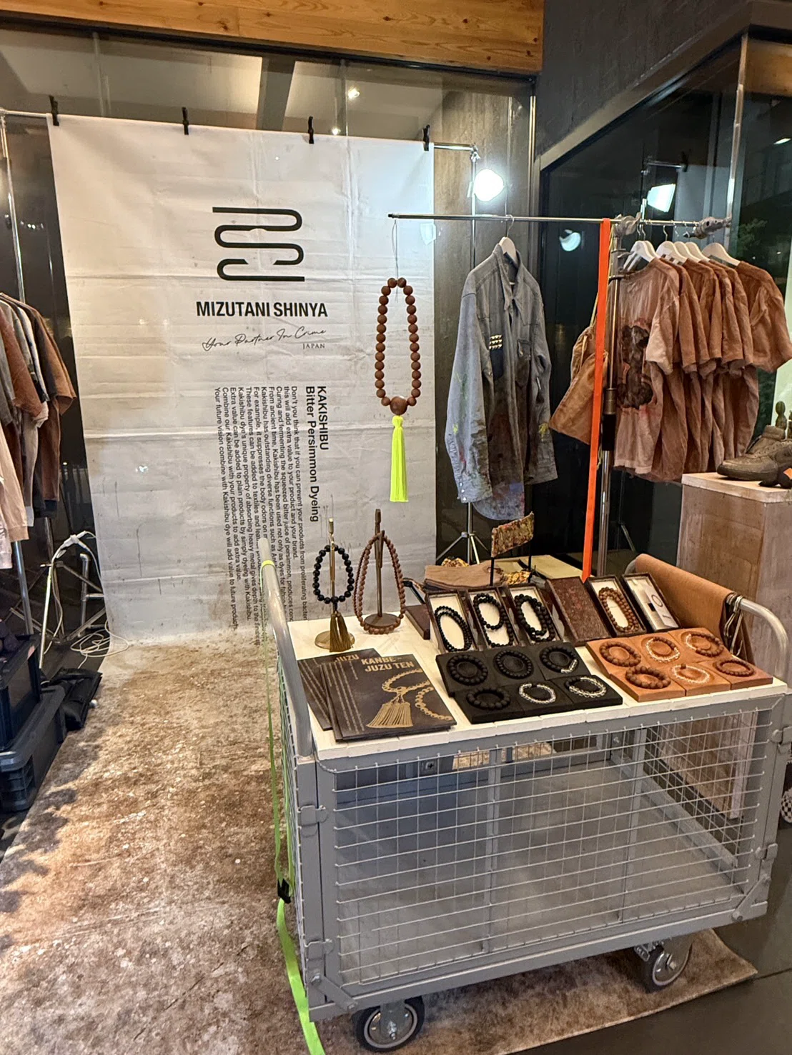 伝統工芸と現代の表現、柿渋と数珠が交差する。新たな価値を作り出す