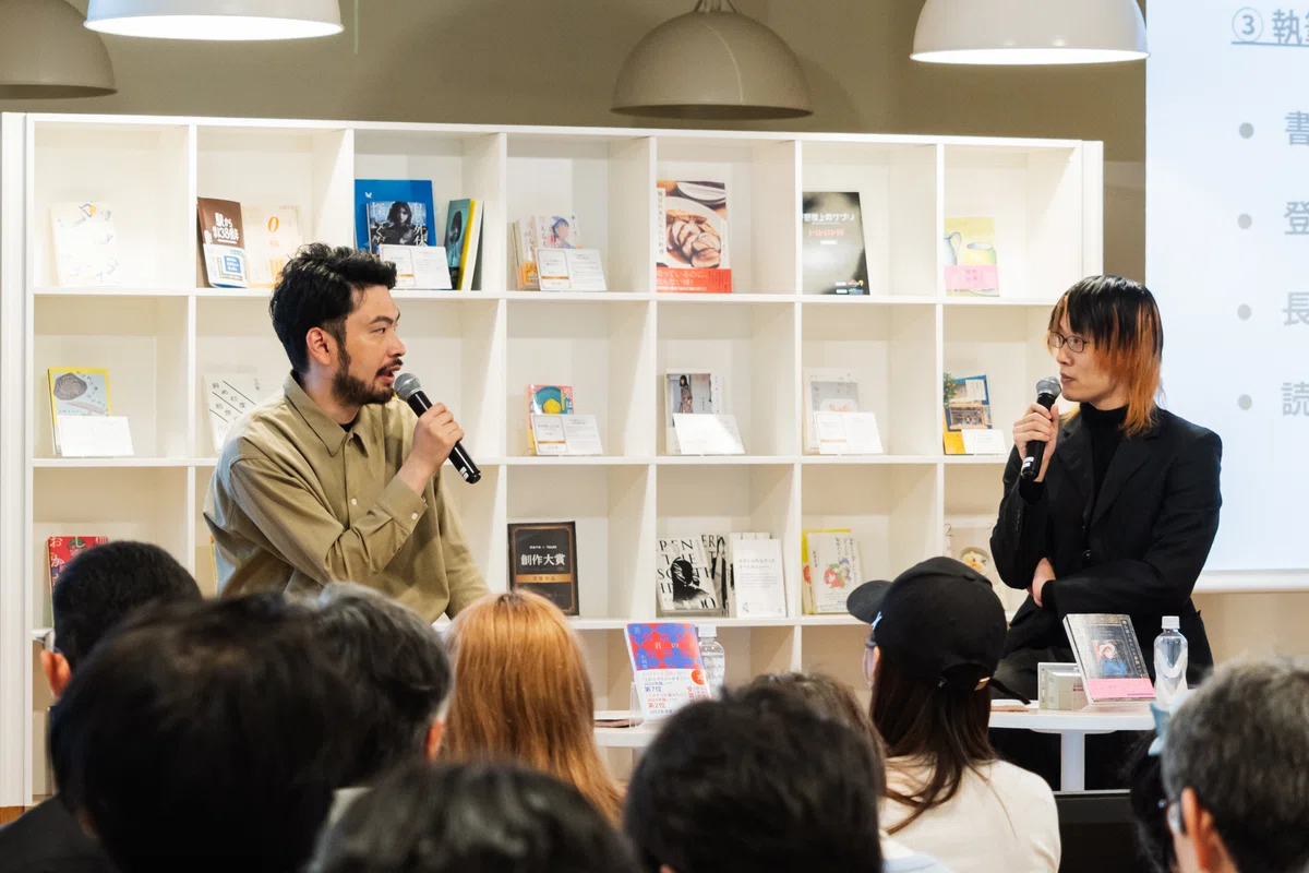 イベント登壇中の小川さんと志賀さん