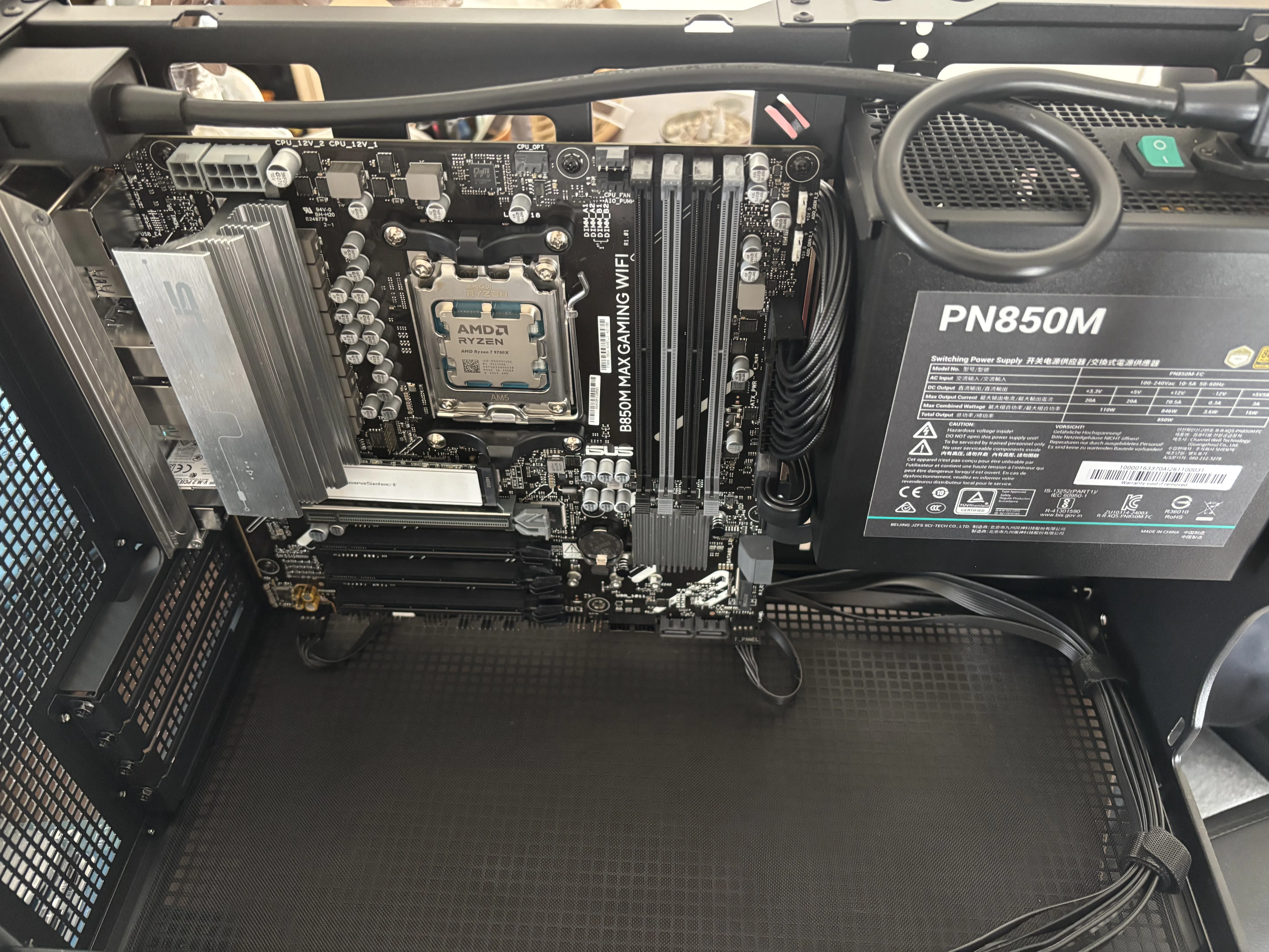 久しぶりのPC組み立て（Ryzen9700X＆Radeon9070XT）｜にしし