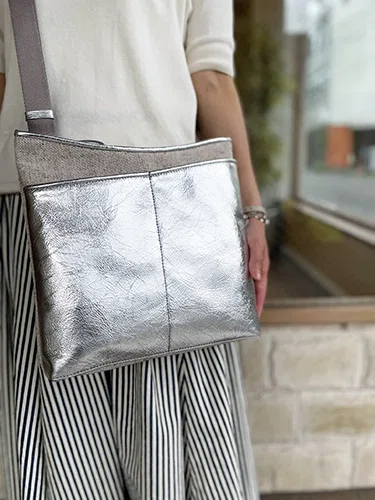 メタリックシルバーのショルダーバッグ｜Bag shop idee / バッグ 