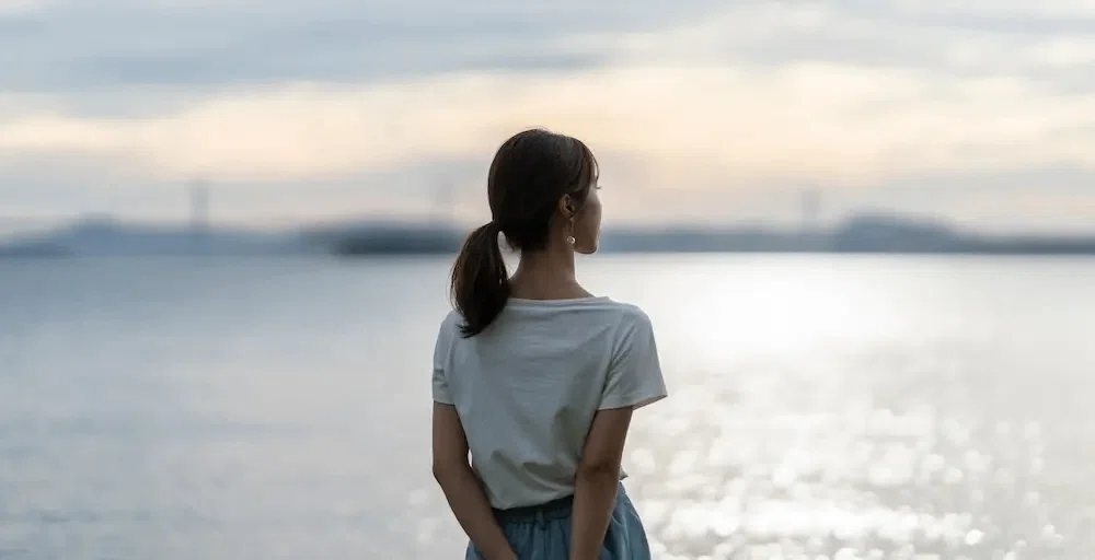 考える