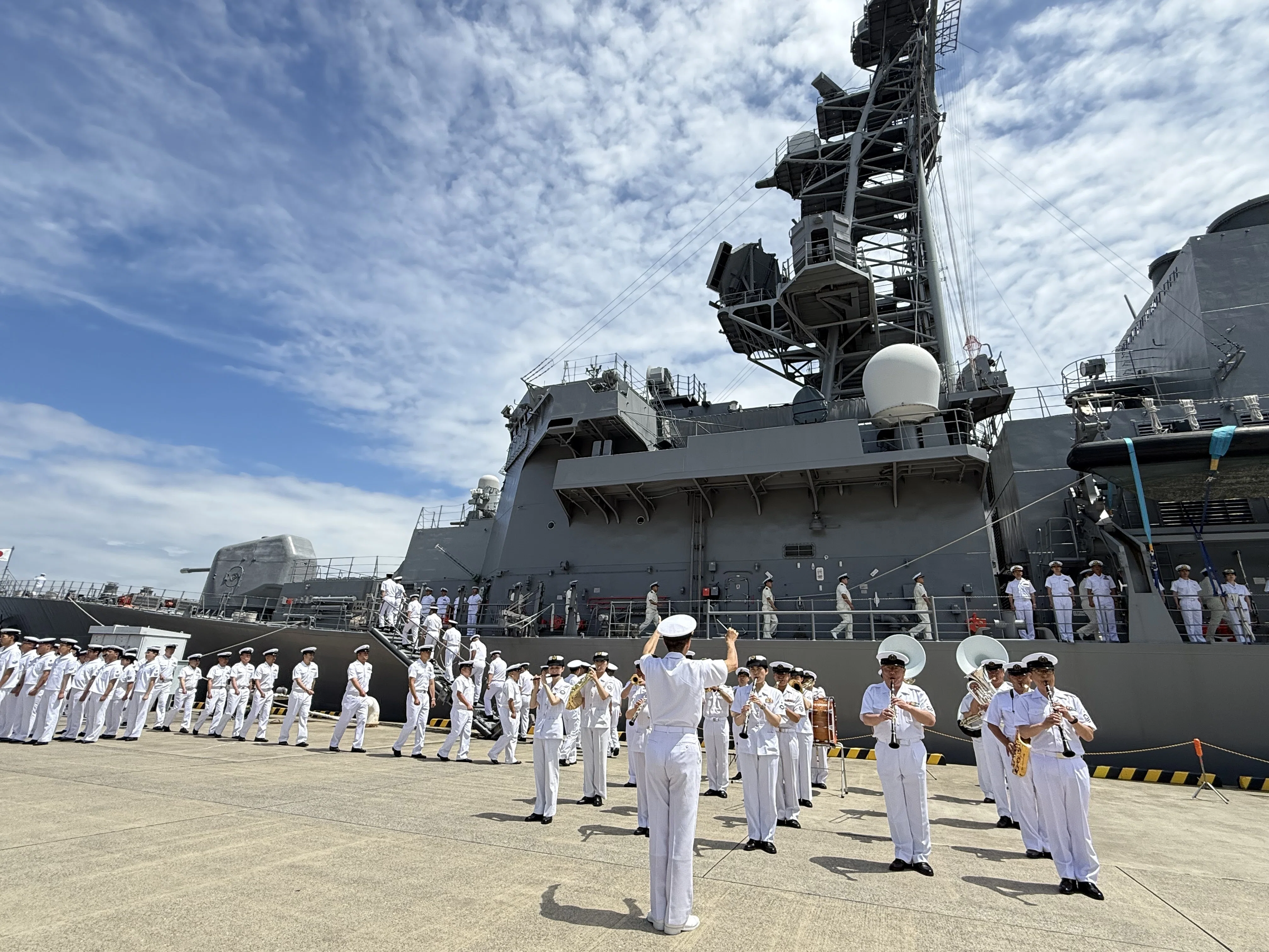 現地レポ》涙と祈りの「帽振れ」―護衛艦「たかなみ」中東海域へ出港