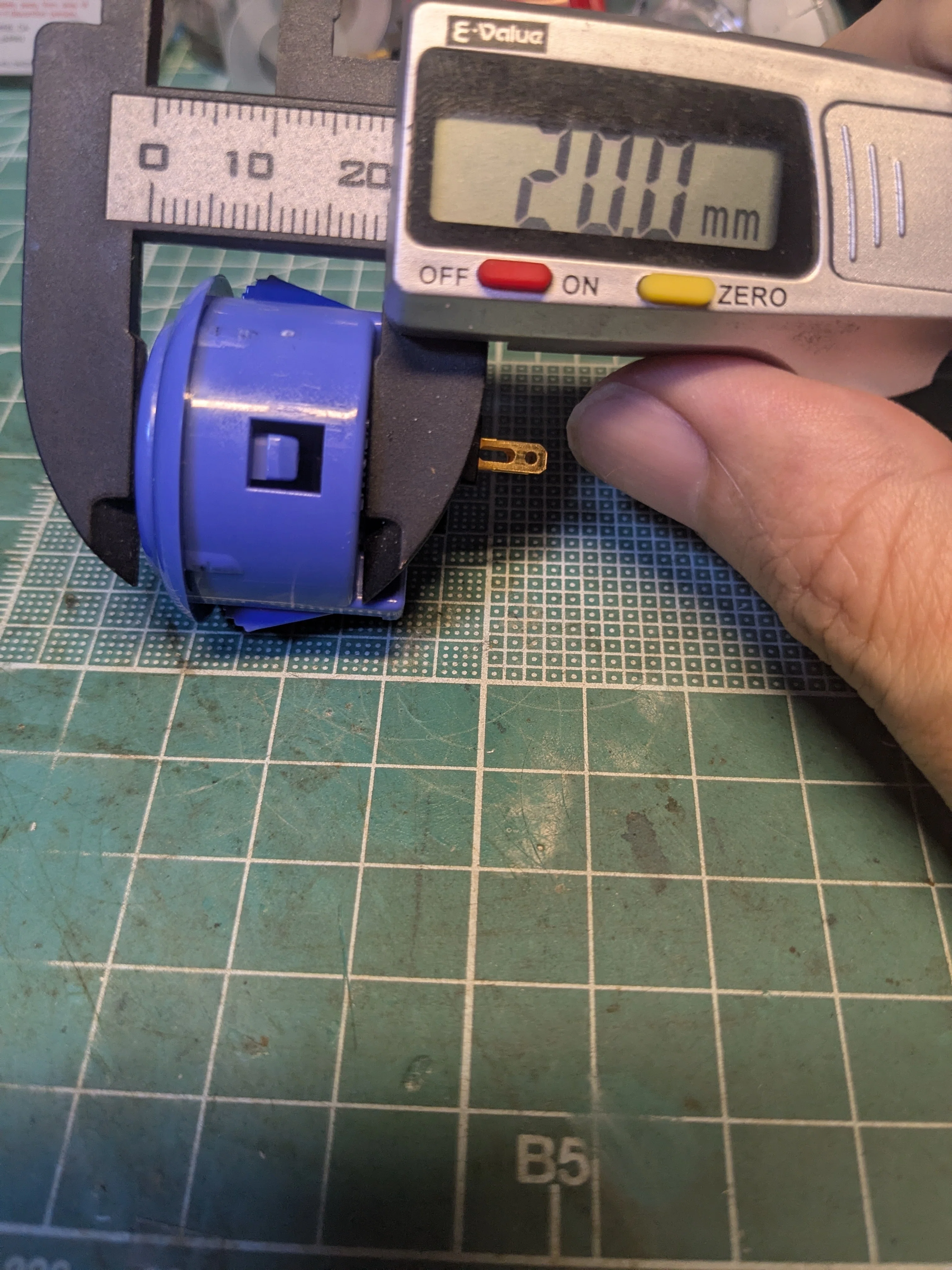 アケコン】三和製ボタンのソリッドカラーとクリアの違い｜カバ子