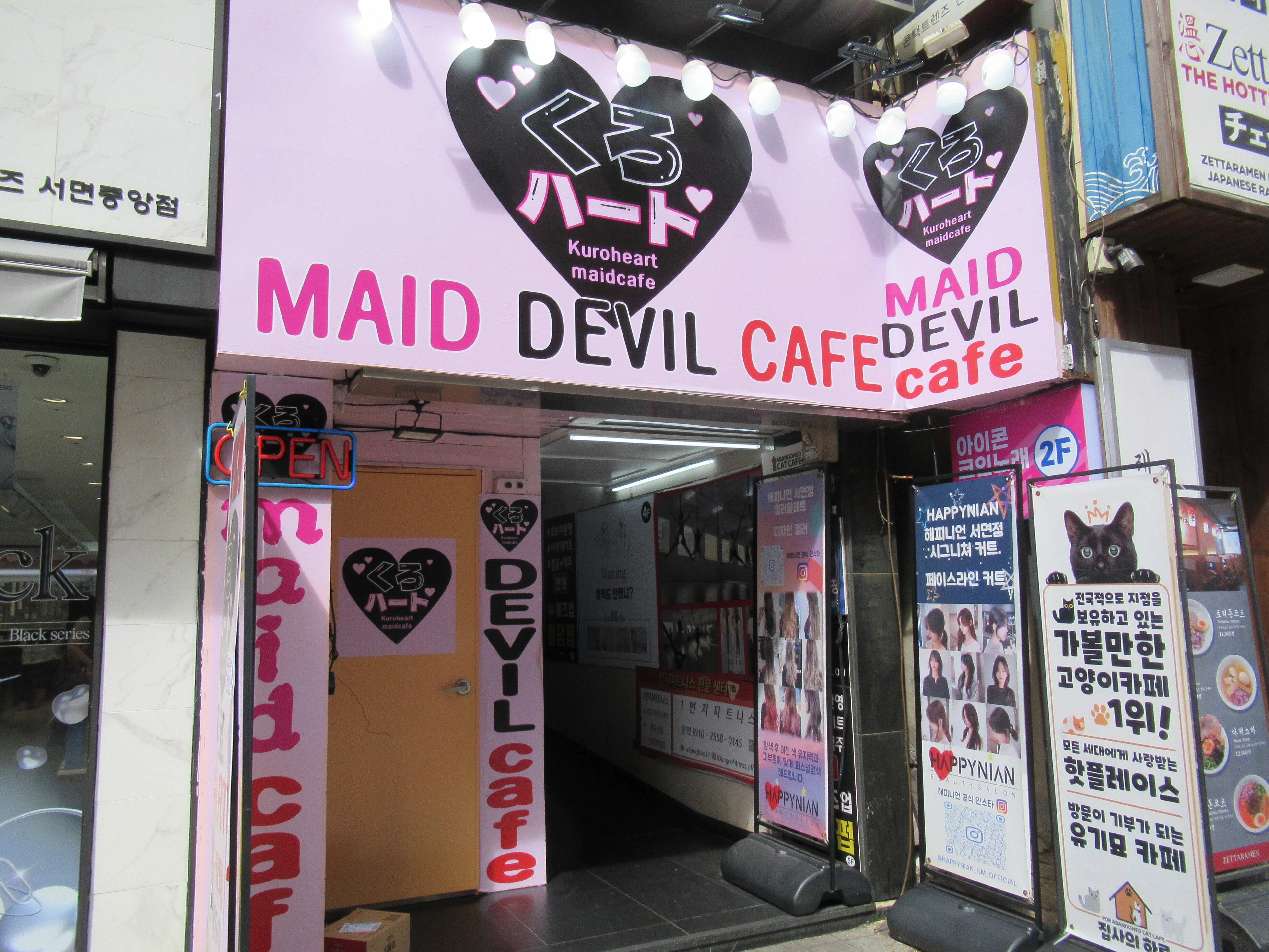 韓国-27】釜山・KUROHEART MAID CAFÉ～まるで“お立ち台”！ BGMもクラブ