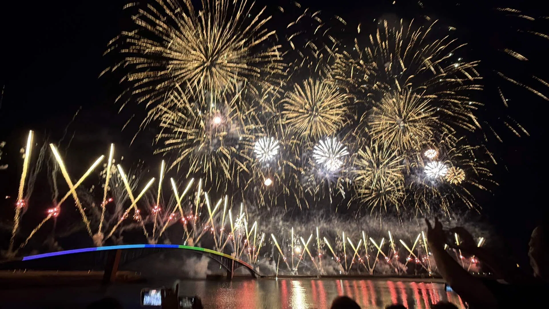 一度は行ってほしい！澎湖花火フェス 🎆｜感動のドローンショー