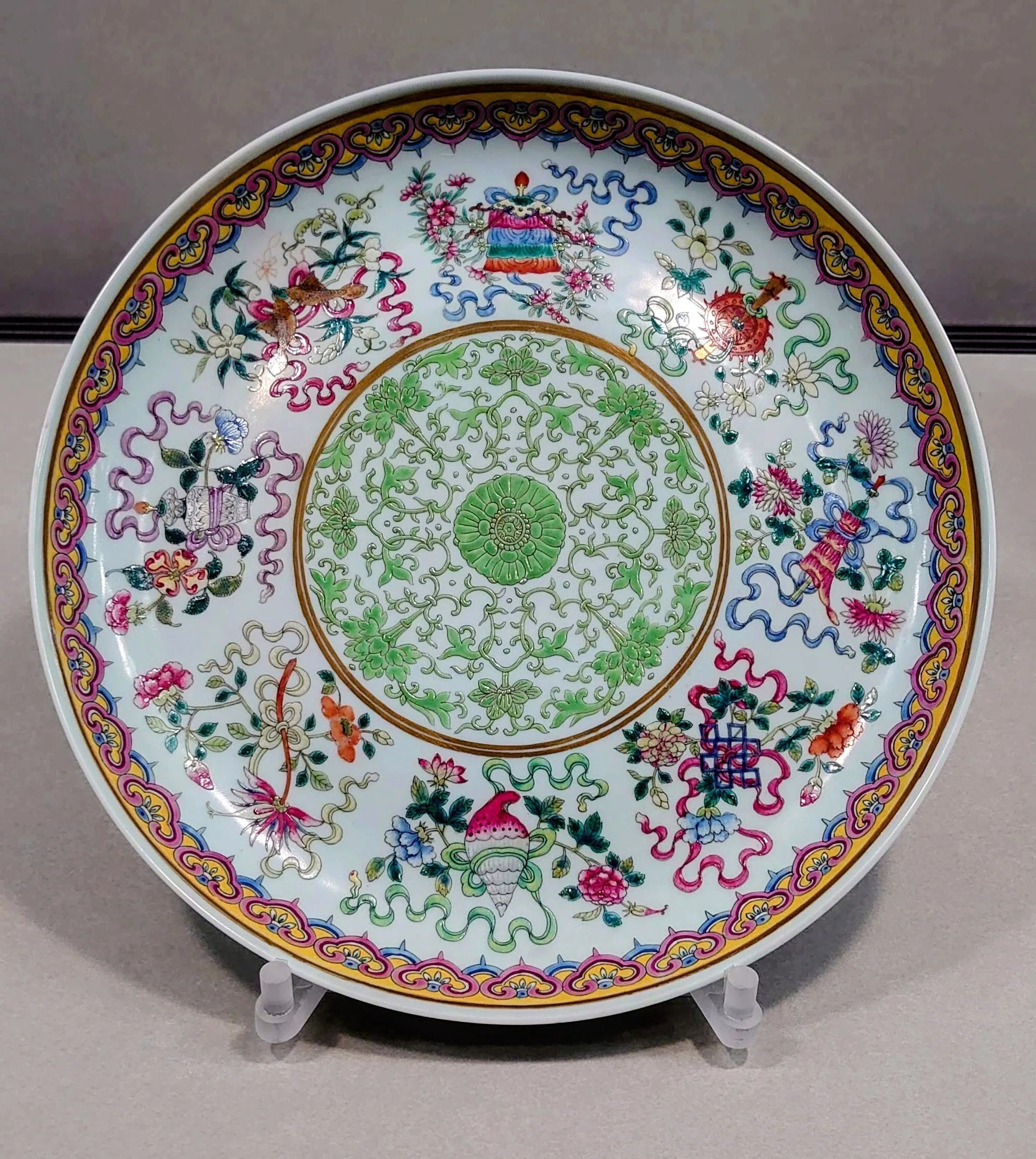 【 清朝歴代皇帝図茶碗 】 白磁粉彩色絵 道光年製銘 中華古玩 蔵出 皇帝の食卓——故宮博物院で、清朝磁器の「美の競演」に息を呑んだ話