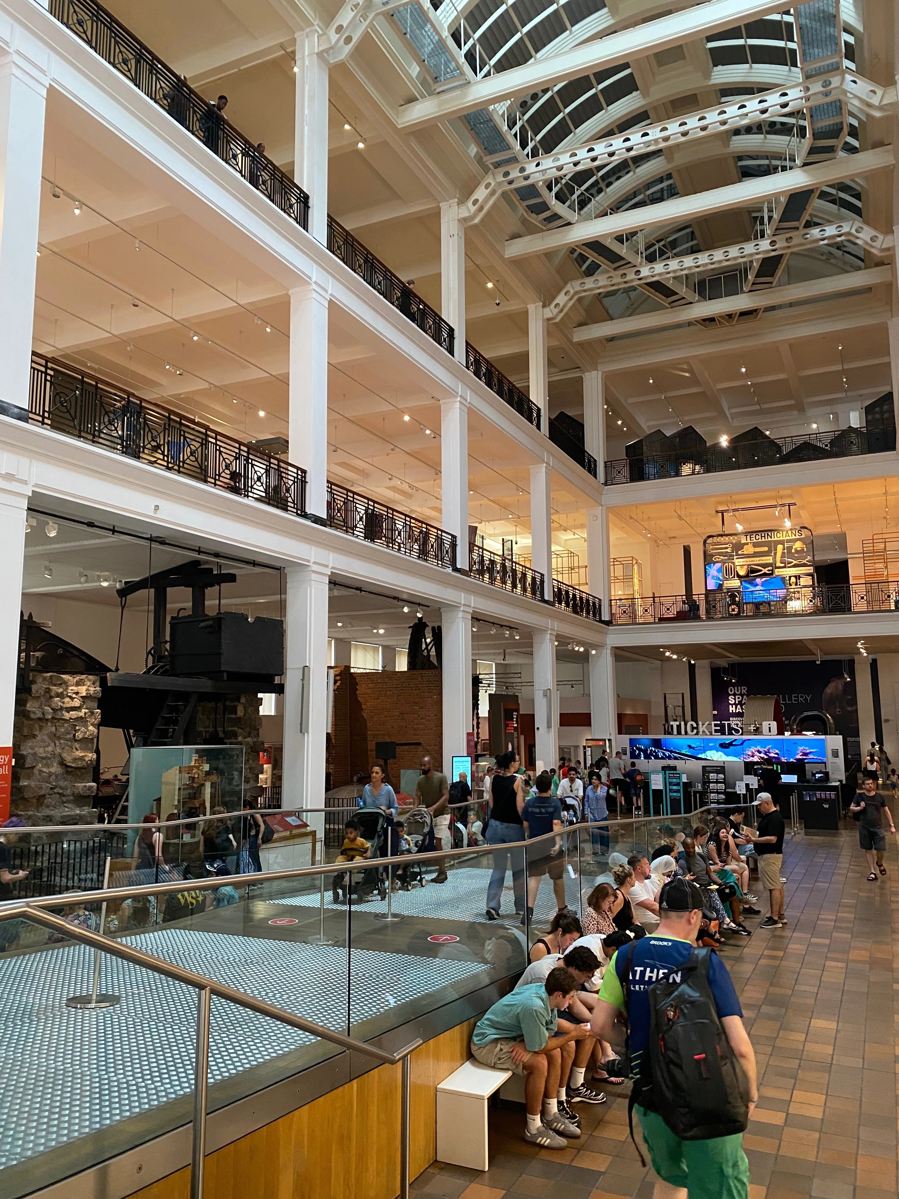 ロンドンでサイエンス旅。まるで大聖堂のような自然史博物館と