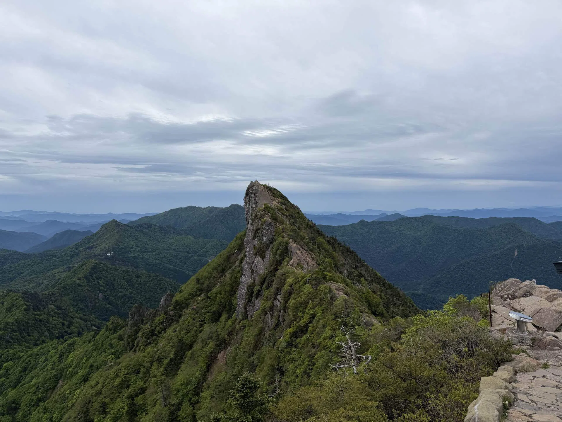 伊佐美　三岳　ひとり歩き 小牧　屋久の石楠花　莞爾 山行ログ：2026.05】石鎚山・天狗岳。垂直130m超の鎖場を越え、西日本