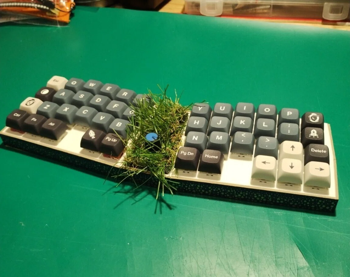 自作キーボード】キーボードから草生える。Redditのアイデアでセンター