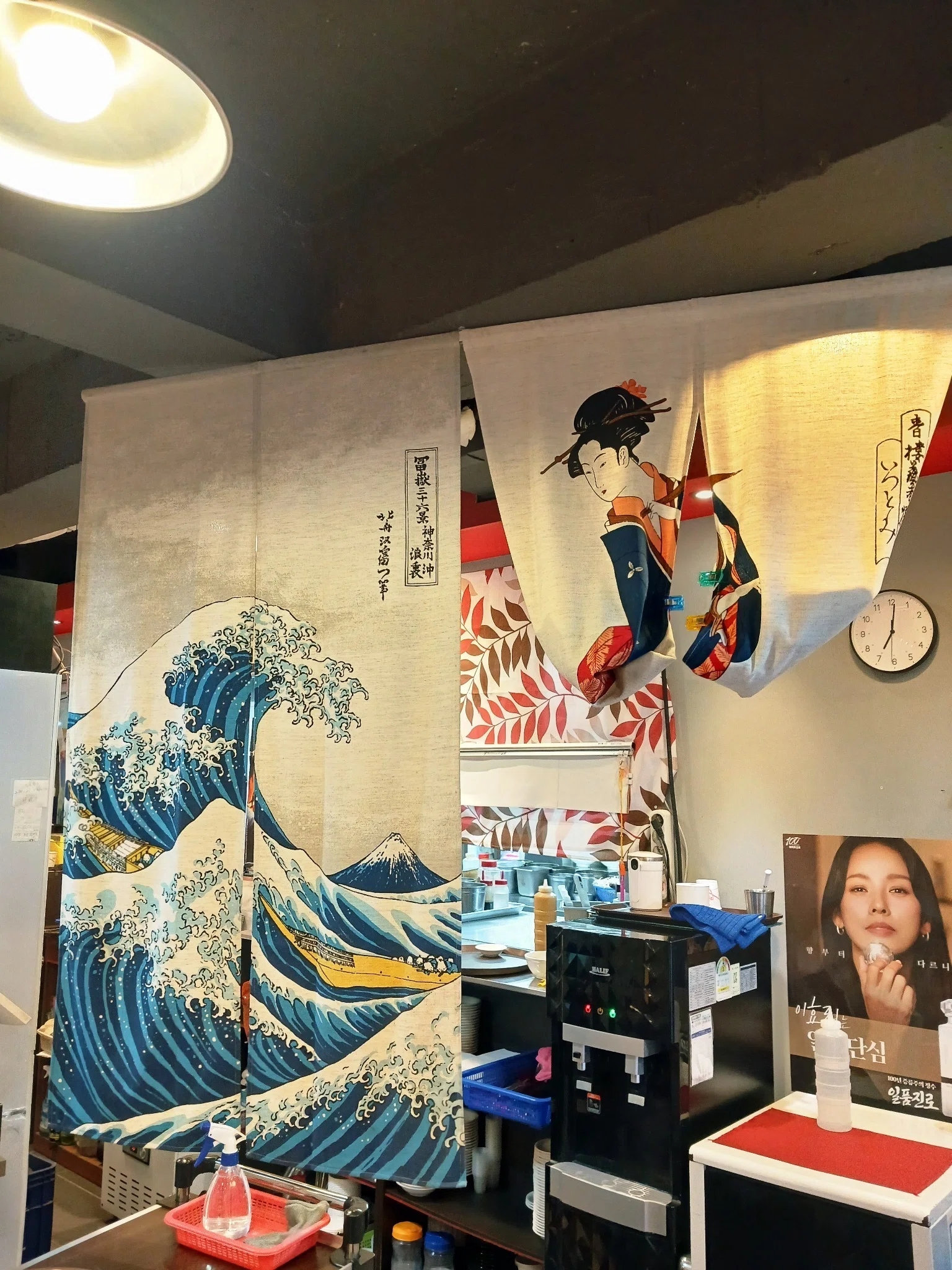 韓国・ソウルの日常で共存する浮世絵。 本や中華料理店でも。｜K-Japonisme