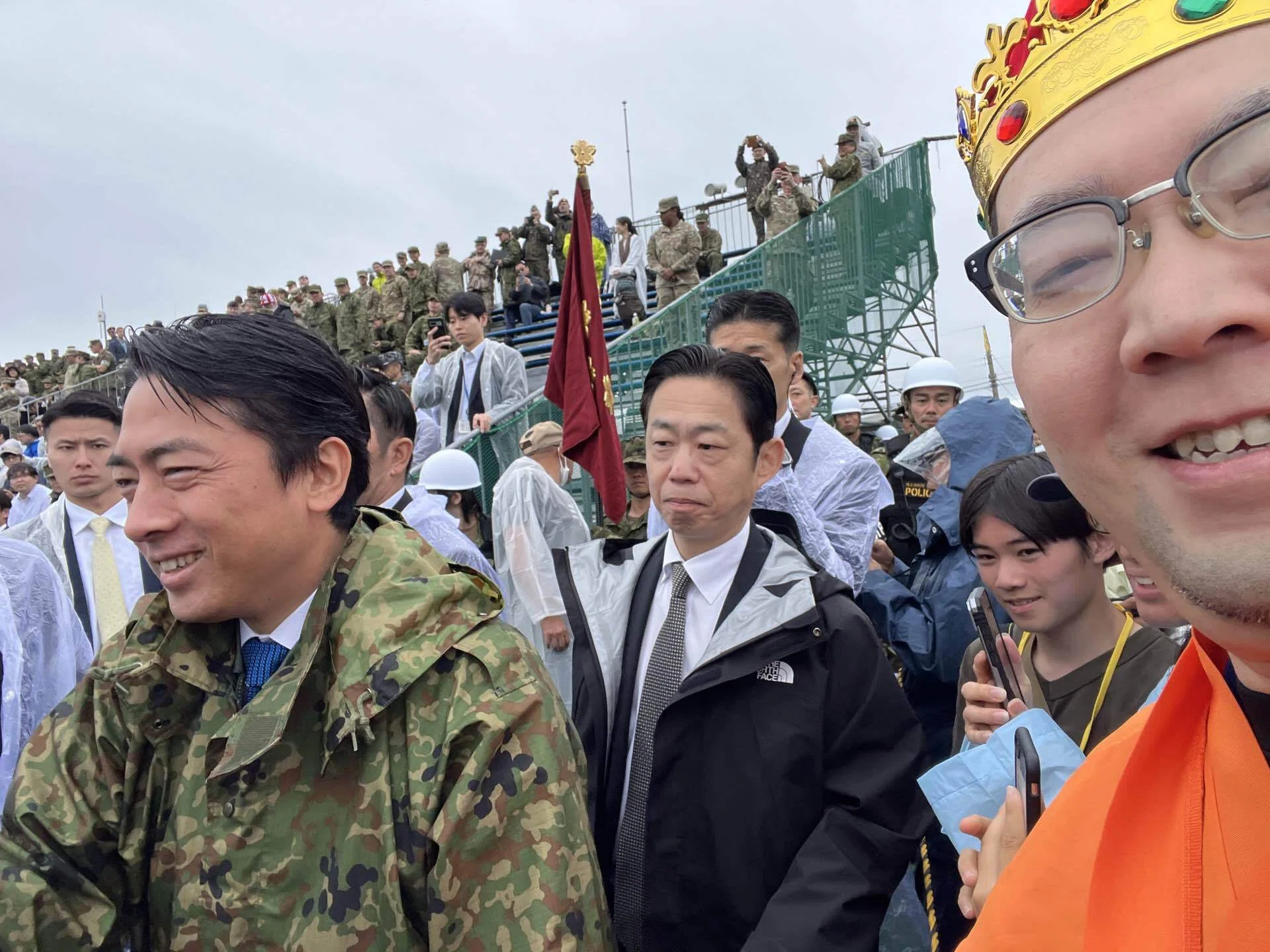 防衛大臣：小泉進次郎氏と握手｜AI国王