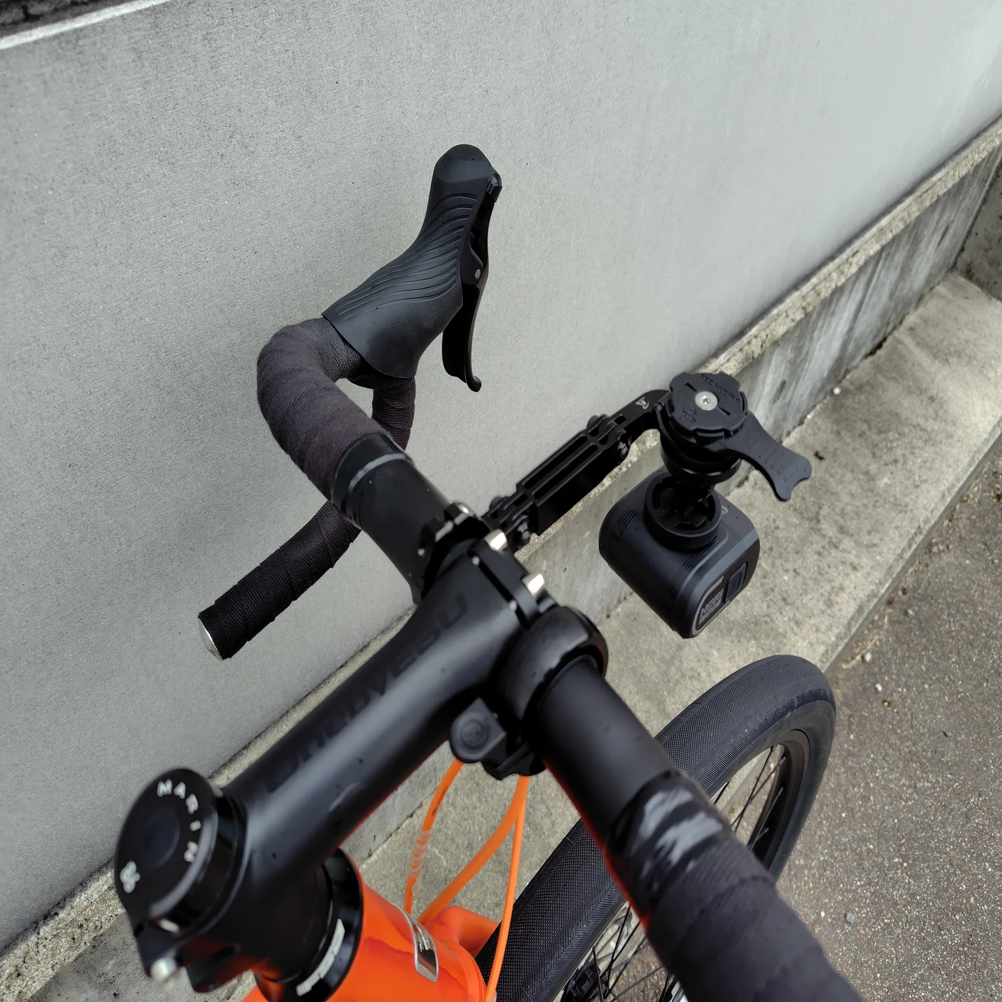 もう、そんなに堅苦しくてつまらない自転車で我慢するのは辞めようよ 