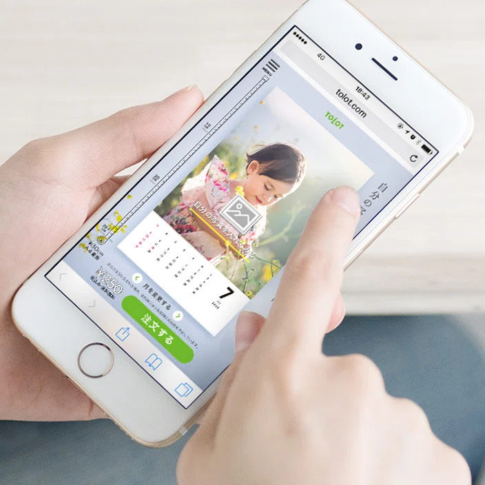 スマホやパソコンで写真を1枚選ぶだけ!毎月カレンダーは簡単操作で、ものの数分で完成します。写真は、縦長・横長、正方形どれでも使えて、縦長写真がもっとも写真を大きく表現できます。