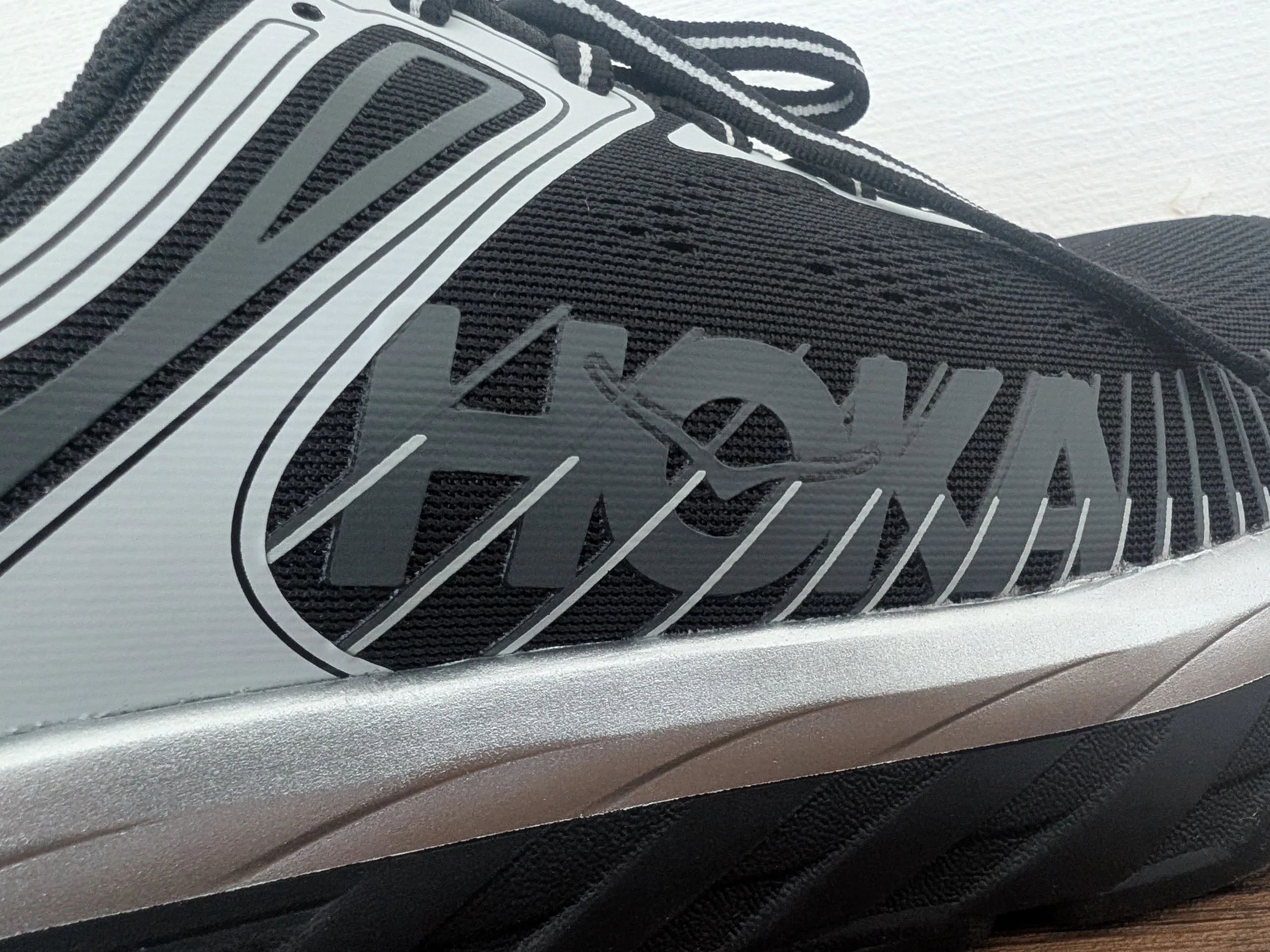 HOKA】復刻版ボンダイ7と初期モデルの違いをカスタマーに聞いてみた