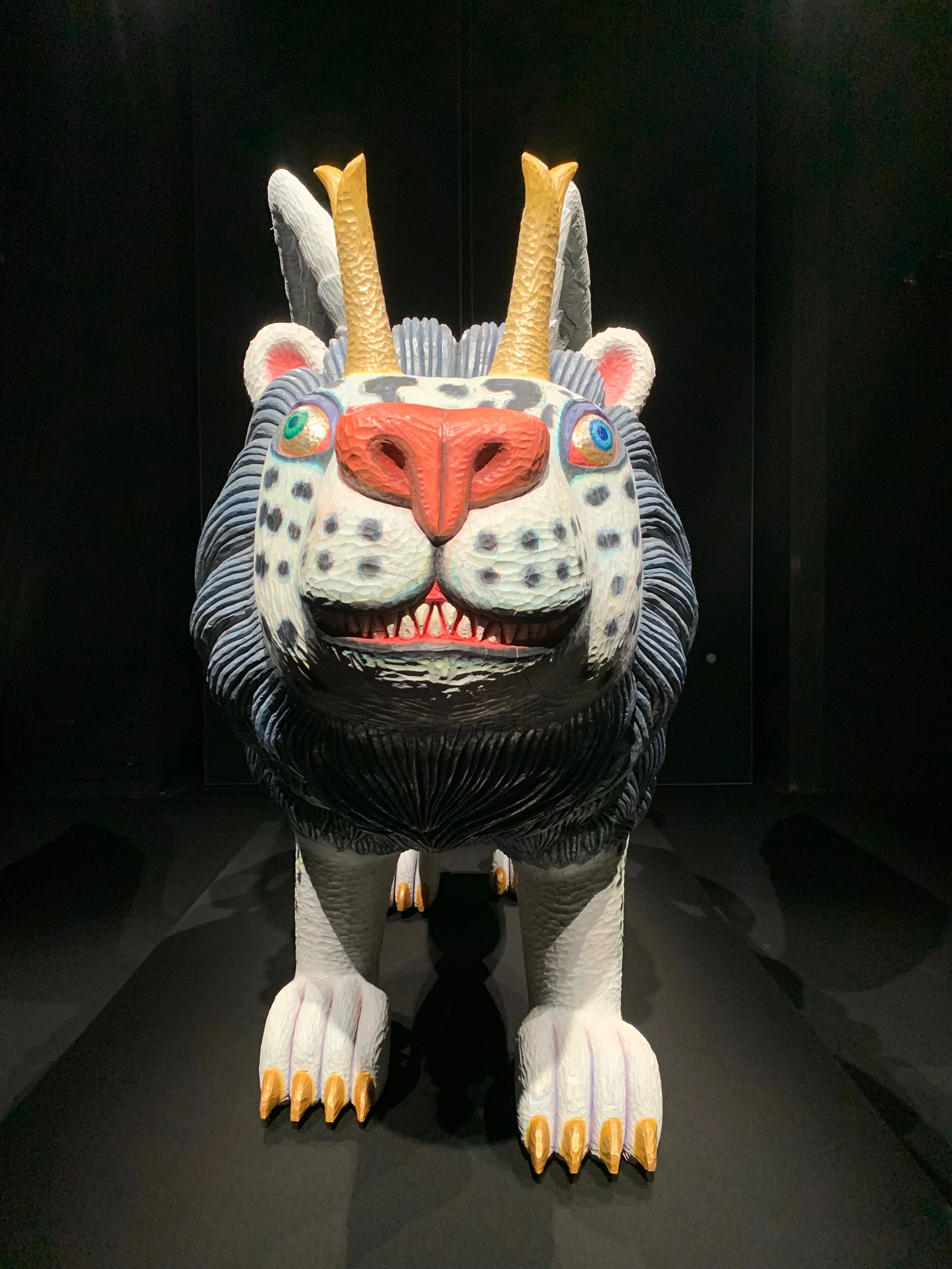 人間動物園：三沢厚彦と棚田康司の古き良き、新しい劇場展示【KAAT