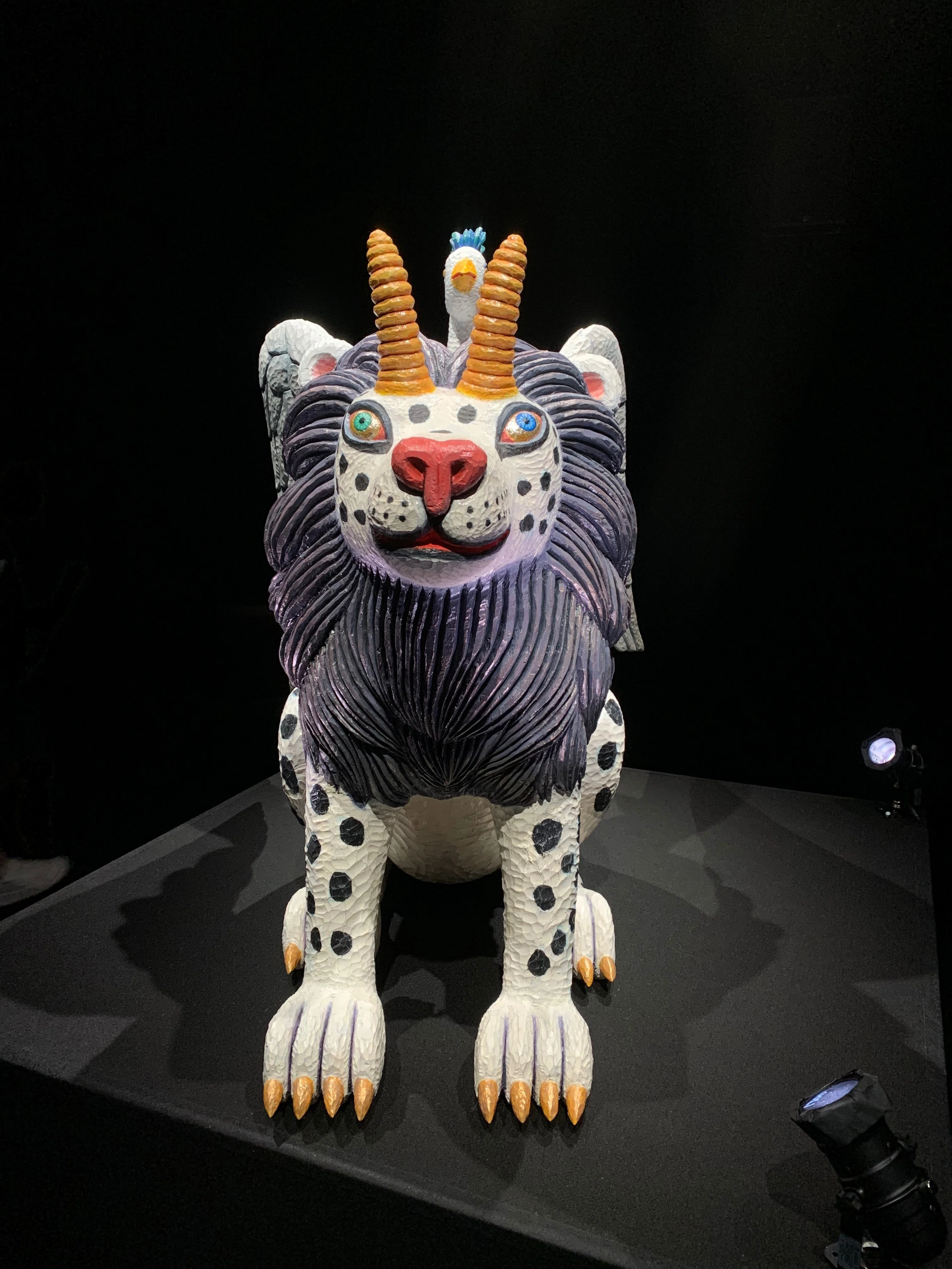人間動物園：三沢厚彦と棚田康司の古き良き、新しい劇場展示【KAAT