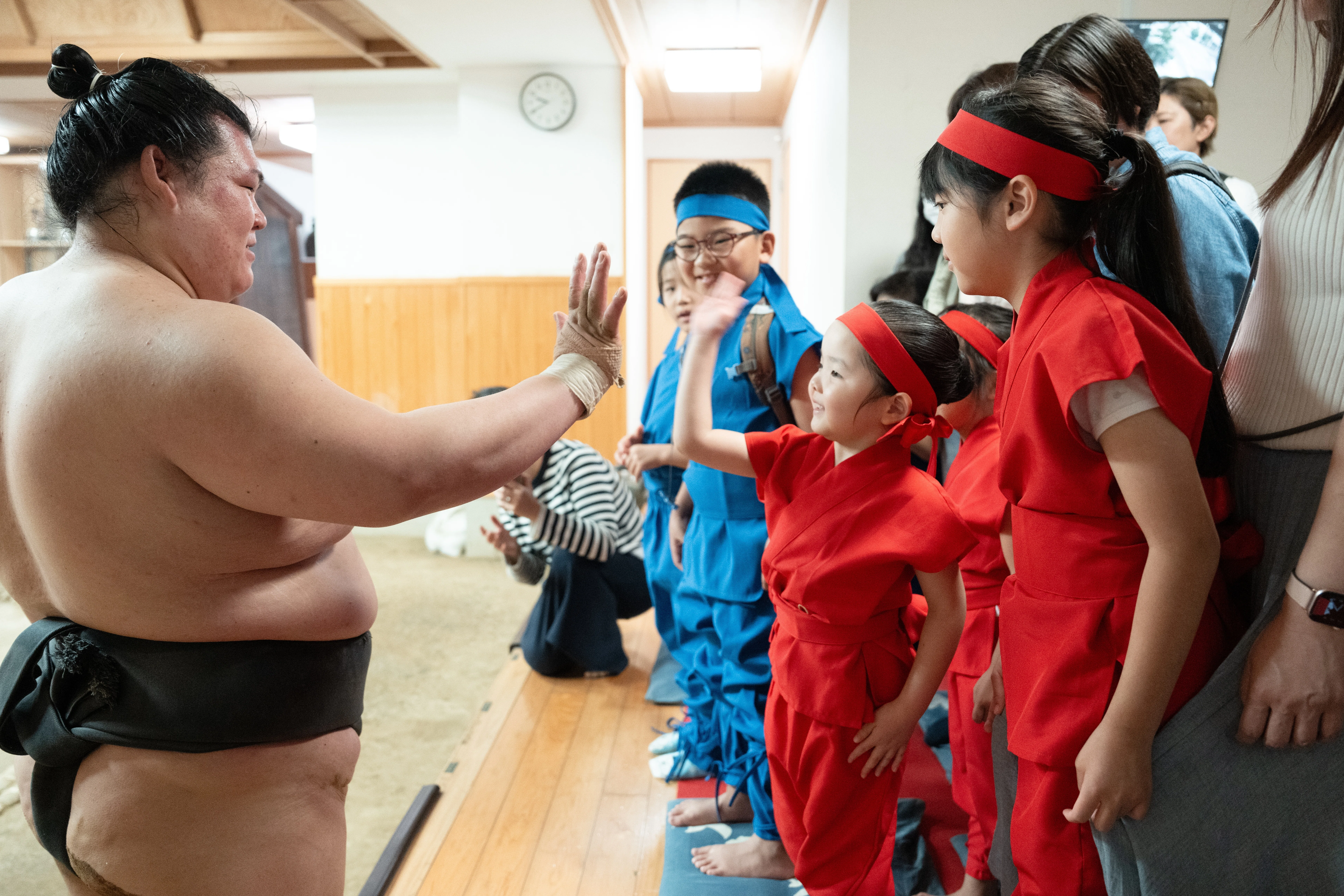 負けてたまるか」と思え。大鵬道場大嶽部屋の朝稽古が、子どもたちに