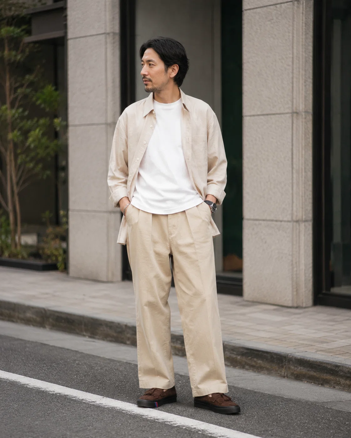 STONE  ベージュ チノパン W50 大きめです。 チノパン・ベージュボトムに合う大人スニーカー図鑑——ぼやけさせず