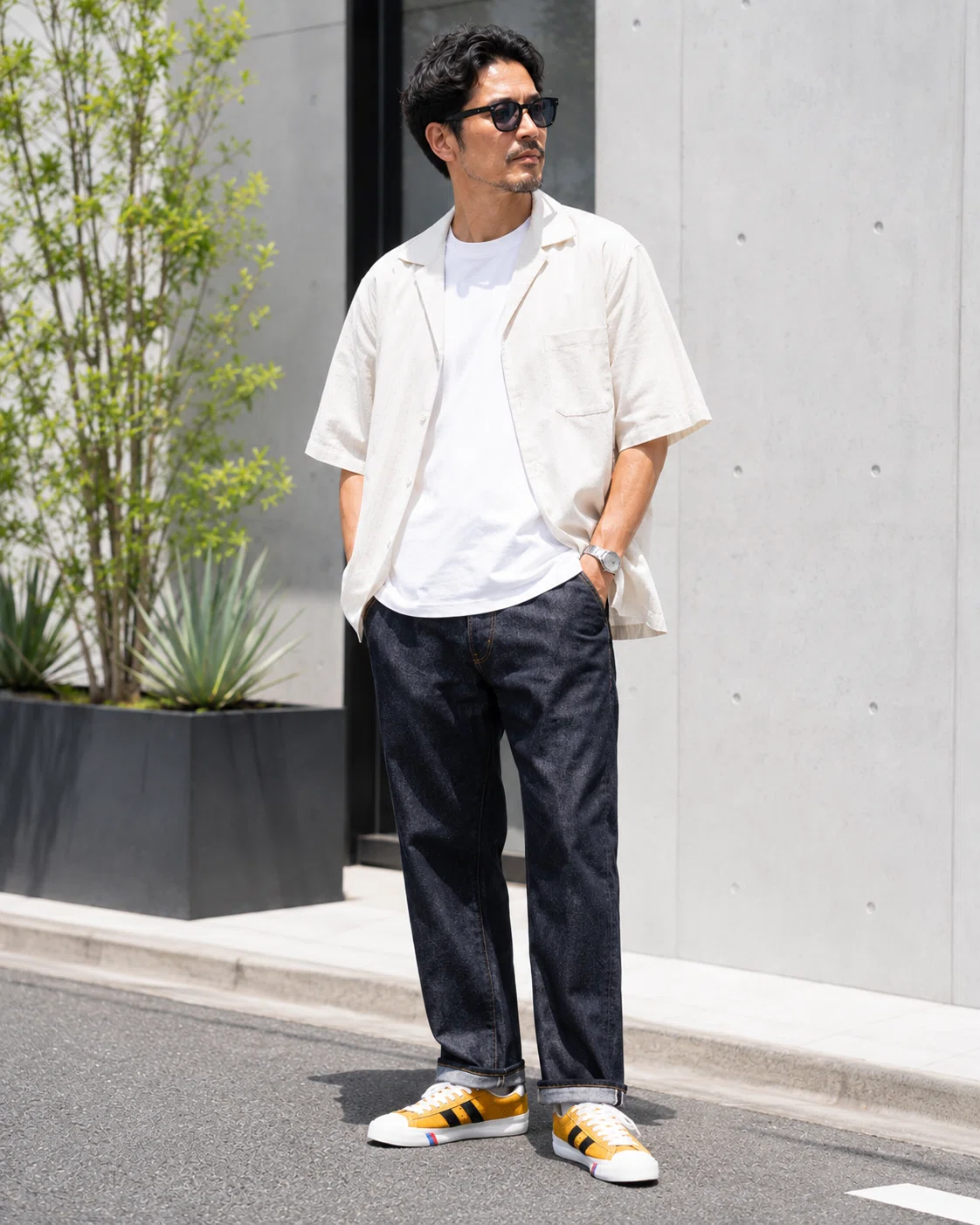 デニムに合う40代スニーカー図鑑——「とりあえず白」を卒業する、色落ち