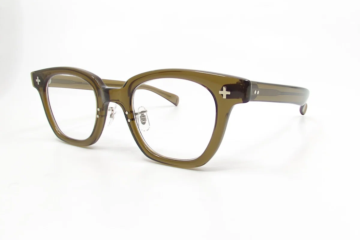 衛生兵の腕章を彷彿とさせる十字型のカシメ鋲 GENERAL OPTICAL Charlie 