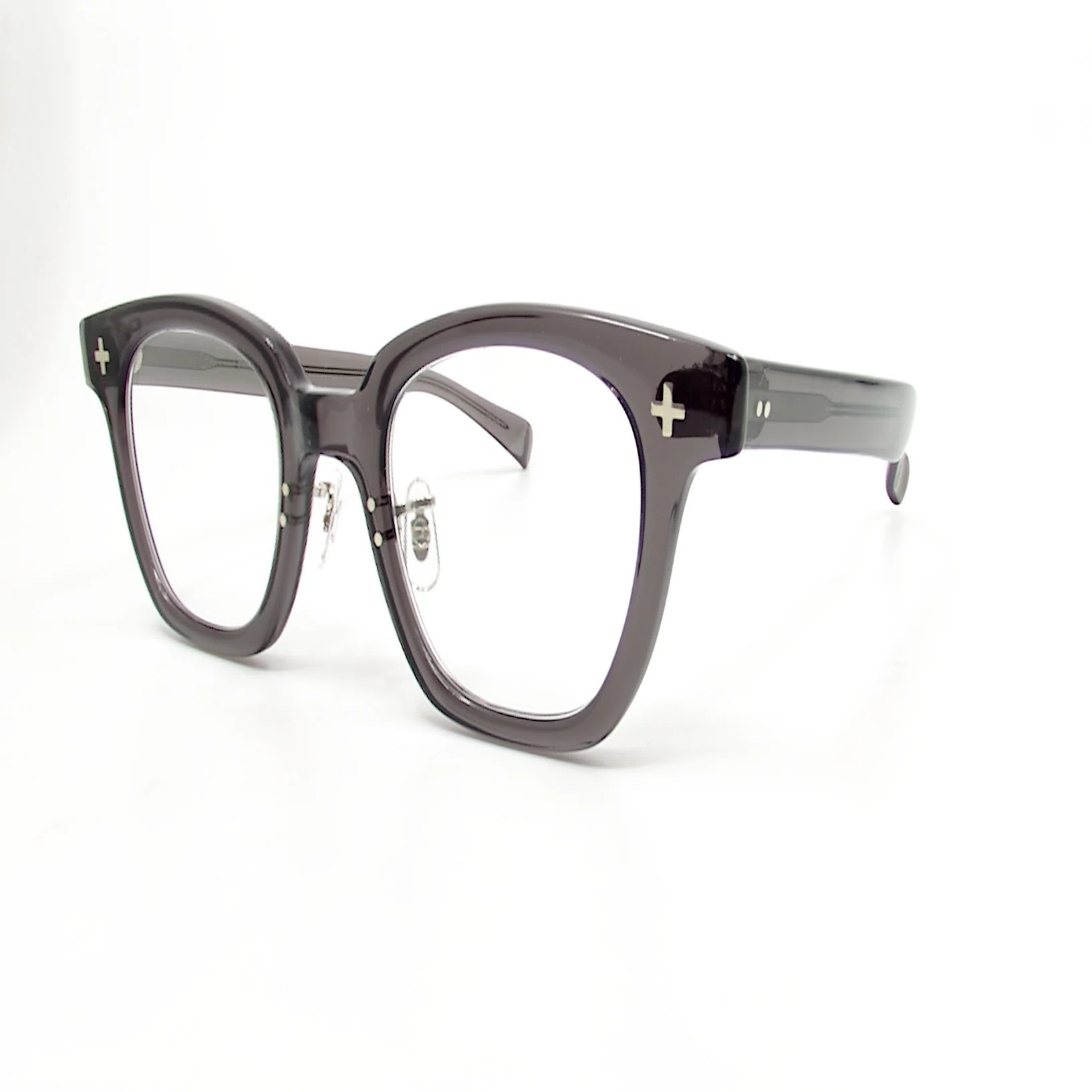 衛生兵の腕章を彷彿とさせる十字型のカシメ鋲 GENERAL OPTICAL Charlie 