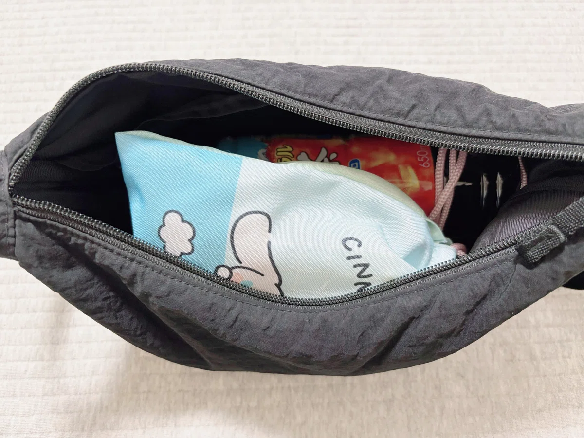 ラウンドミニショルダーバッグポーチ+ペットボトルでパンパン