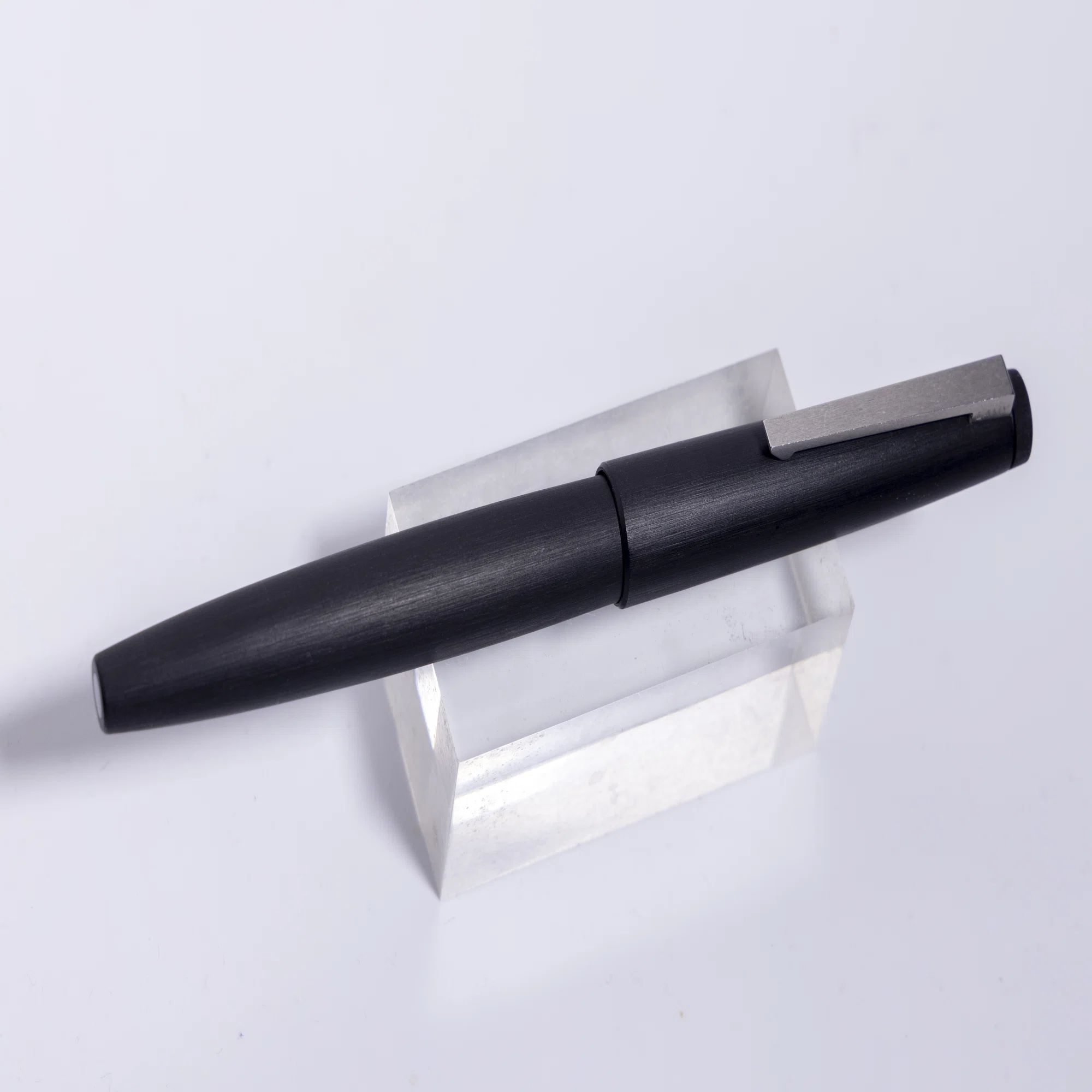 半世紀を超えて感動できる万年筆「LAMY 2000」｜山添 太