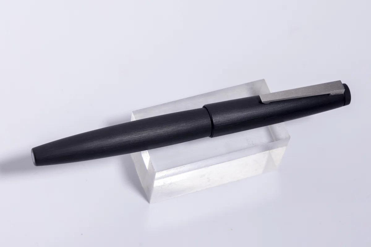 半世紀を超えてもなお感動できる万年筆「LAMY 2000」｜山添 太