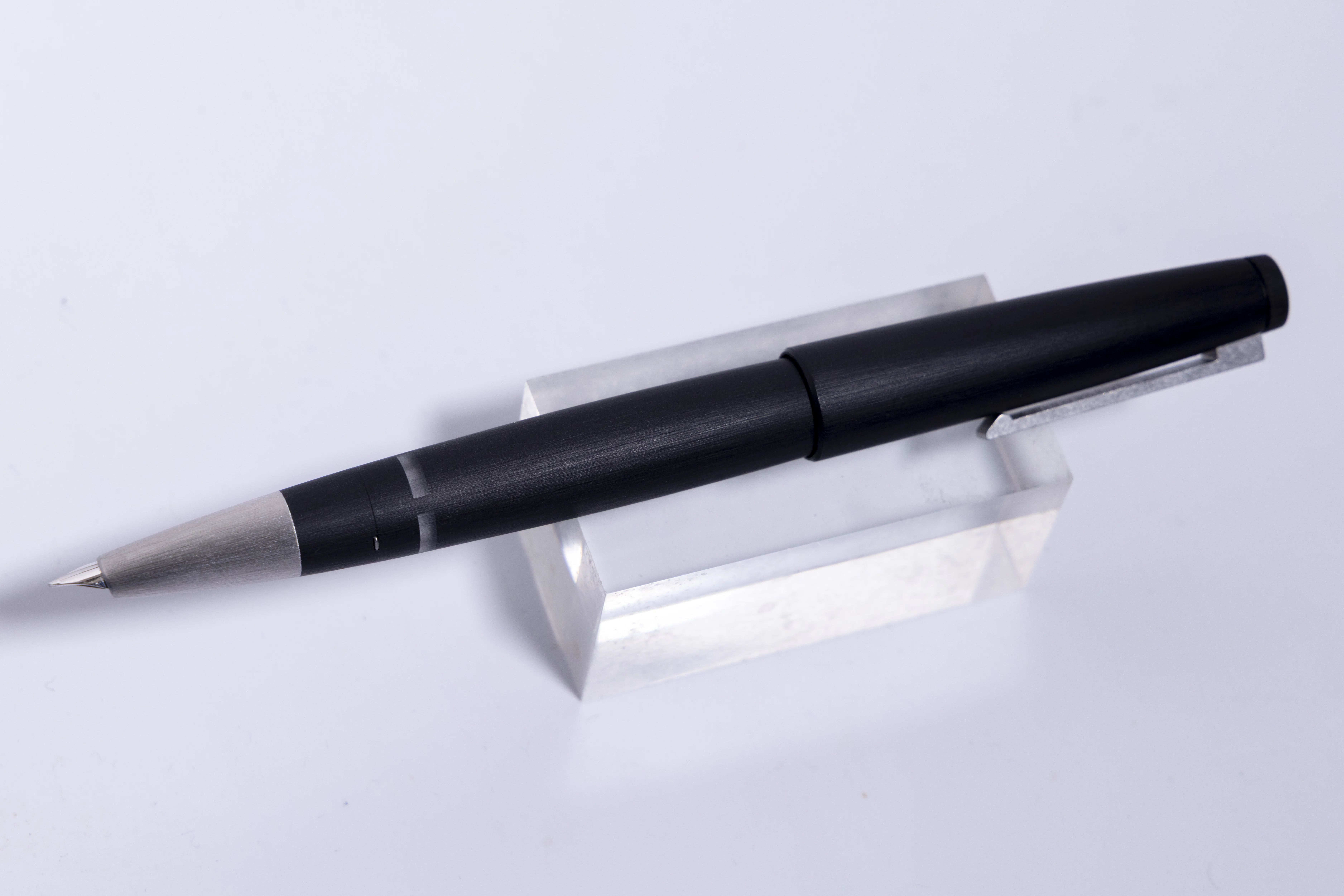 半世紀を超えて感動できる万年筆「LAMY 2000」｜山添 太