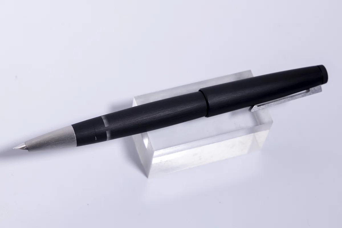 半世紀を超えてもなお感動できる万年筆「LAMY 2000」｜山添 太