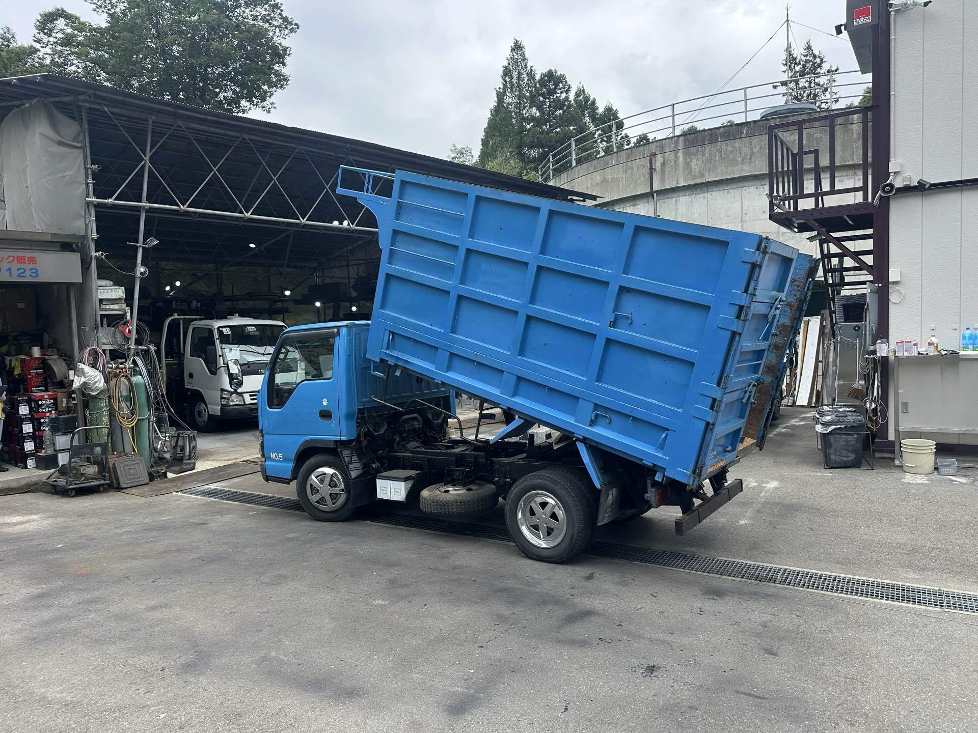 解体、産廃用の深ダンプ、いすゞエルフ2t 走行5万km、5Fが入荷致しまし
