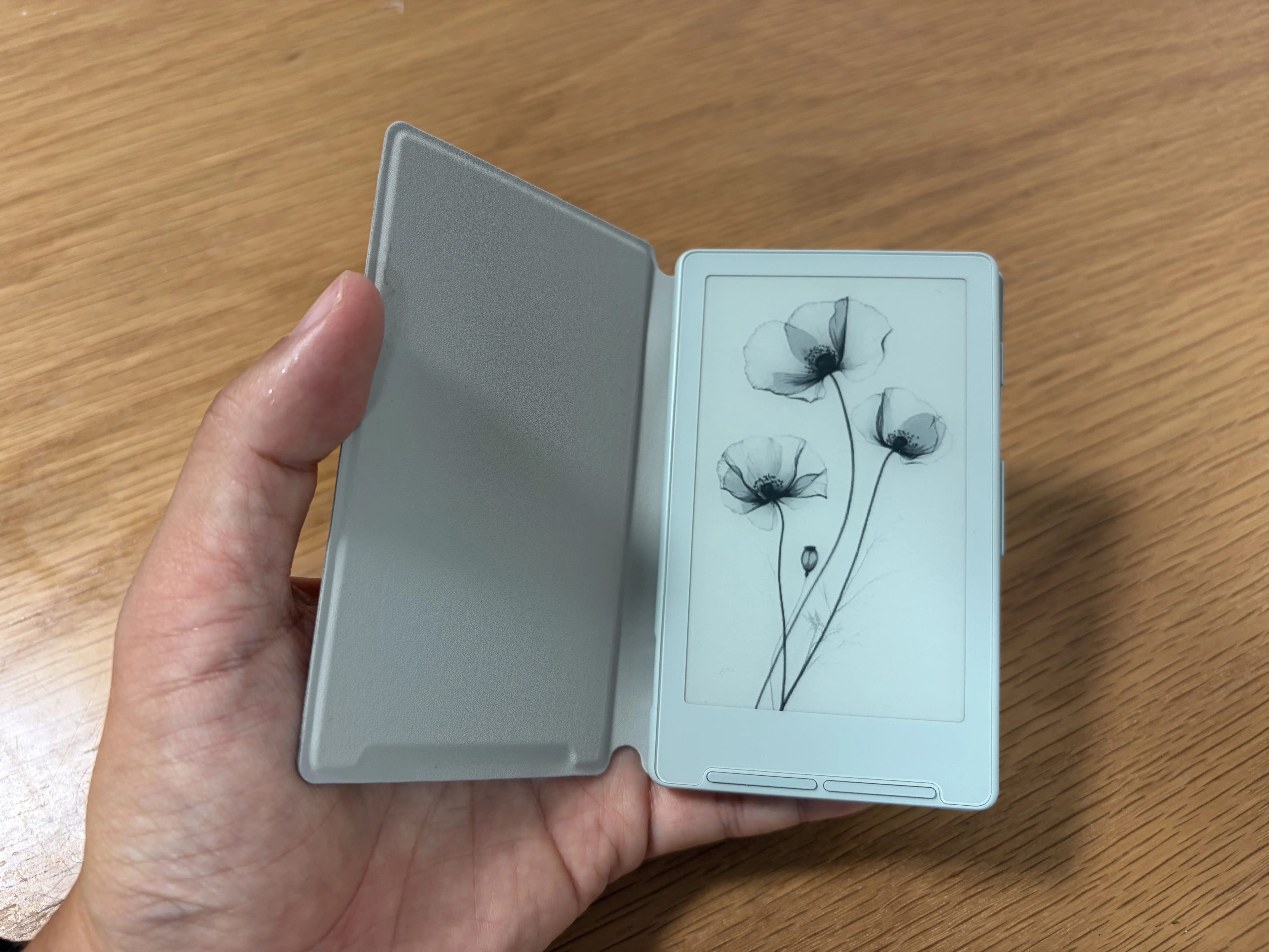Xteink X4レビュー、あるいは小さなガジェットだけができること｜小関悠